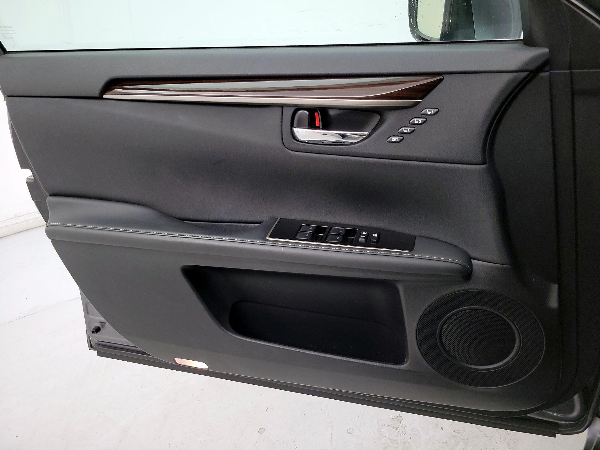 Thumbnail: 2016 Lexus ES - 12