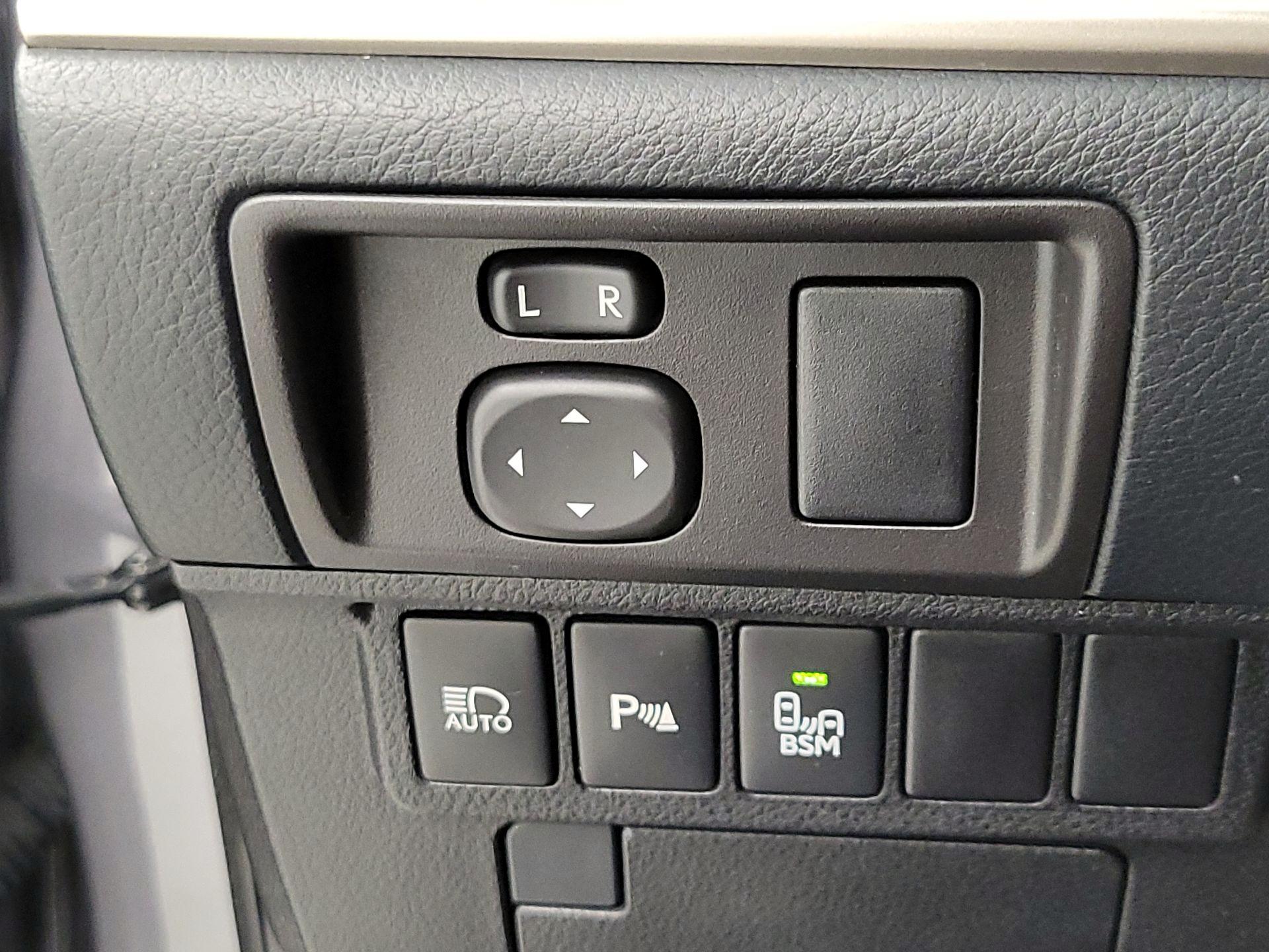 Thumbnail: 2016 Lexus ES - 13