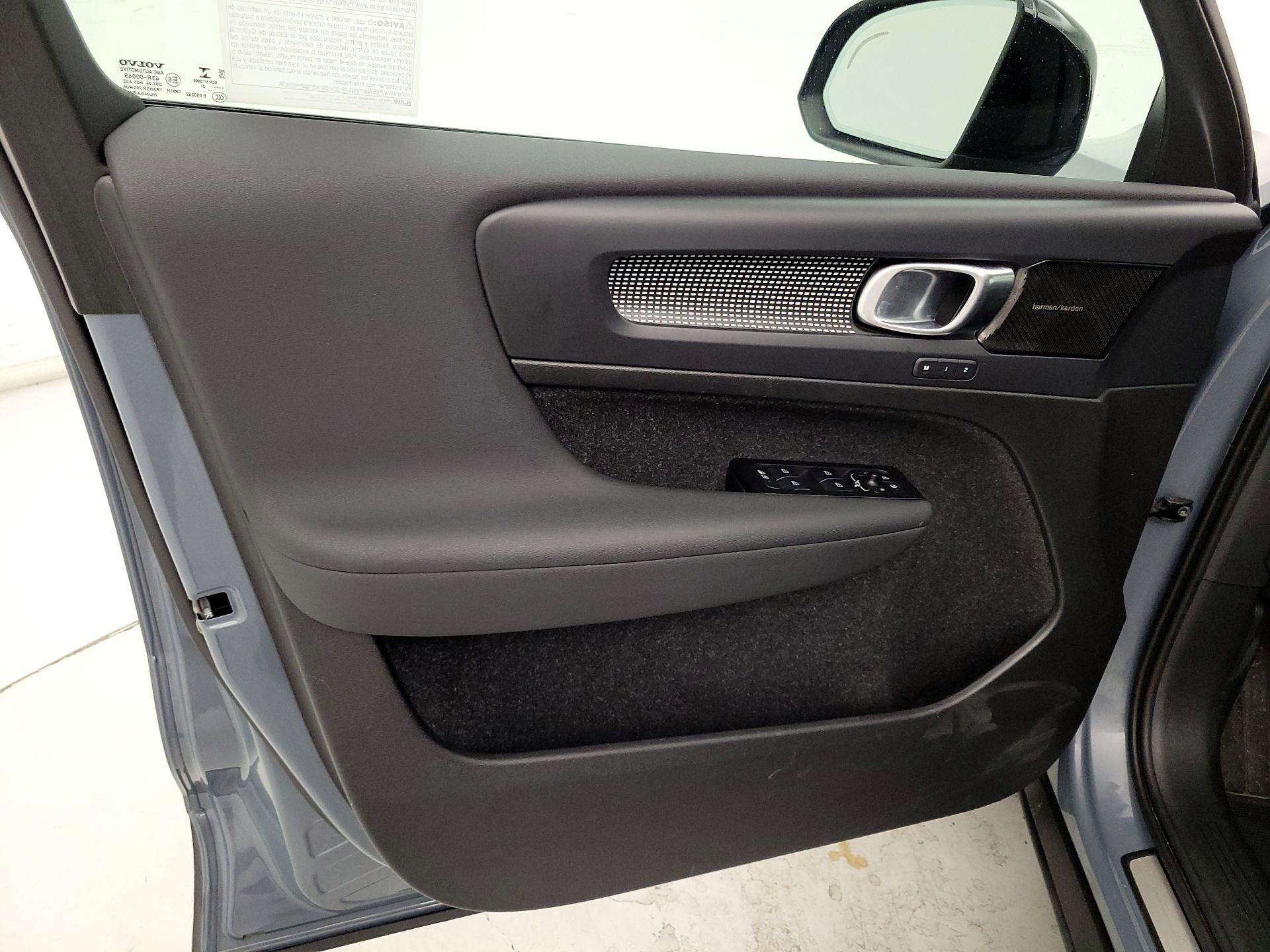 Thumbnail: 2021 Volvo XC40 - 12