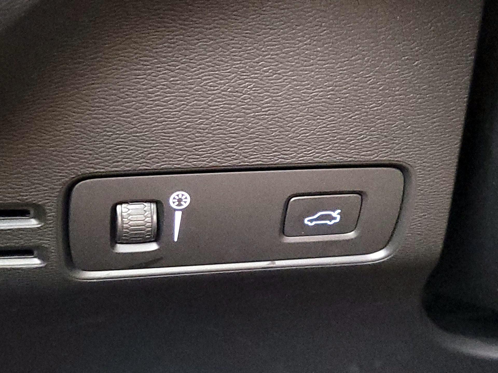 Thumbnail: 2021 Volvo XC40 - 13