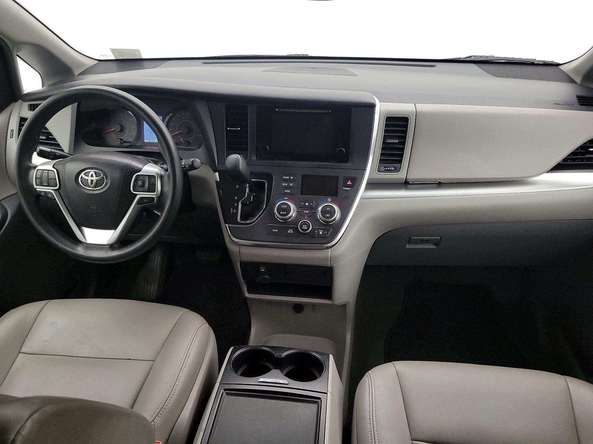 Thumbnail: 2017 Toyota Sienna - 9