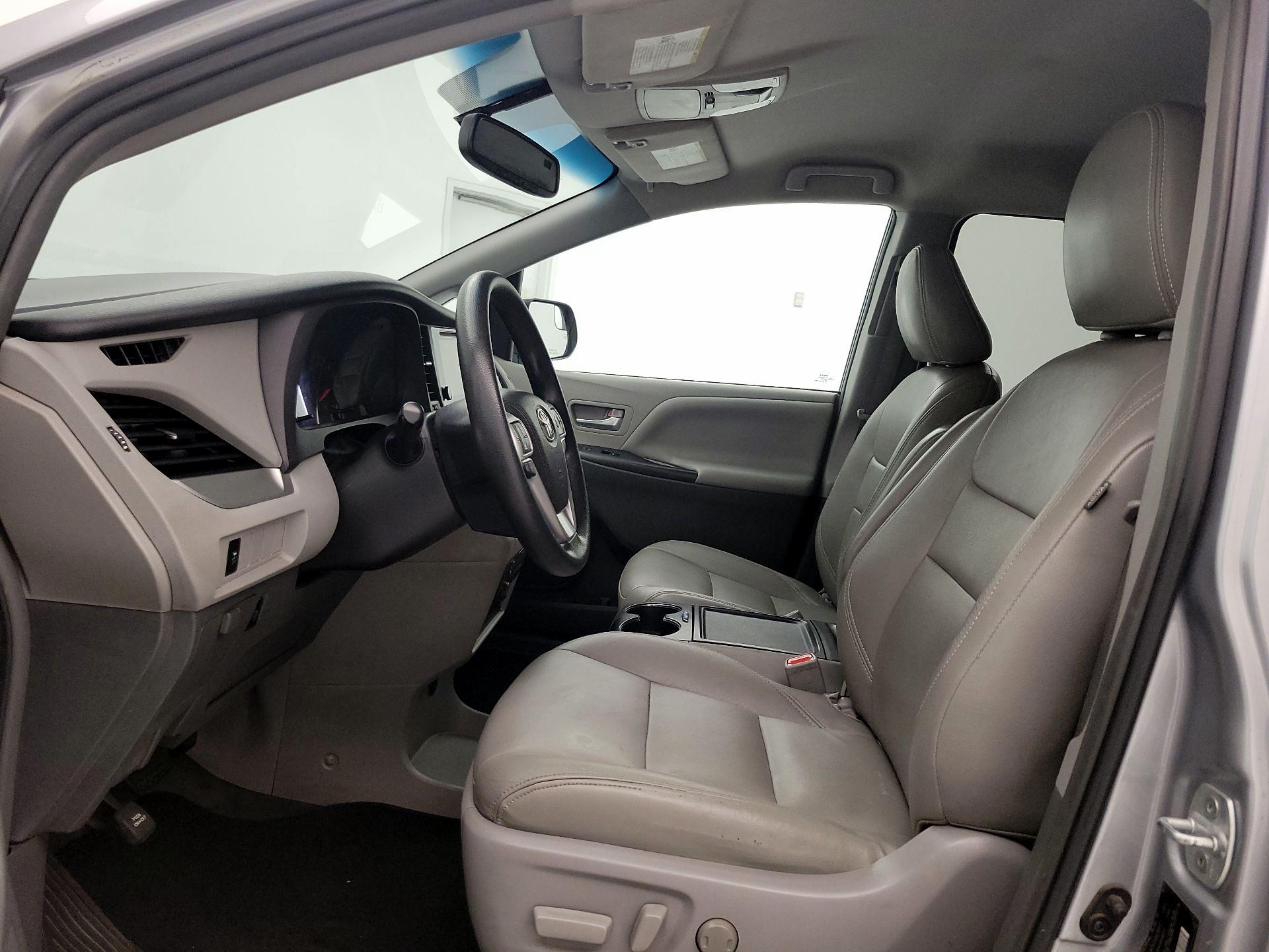 Thumbnail: 2017 Toyota Sienna - 11