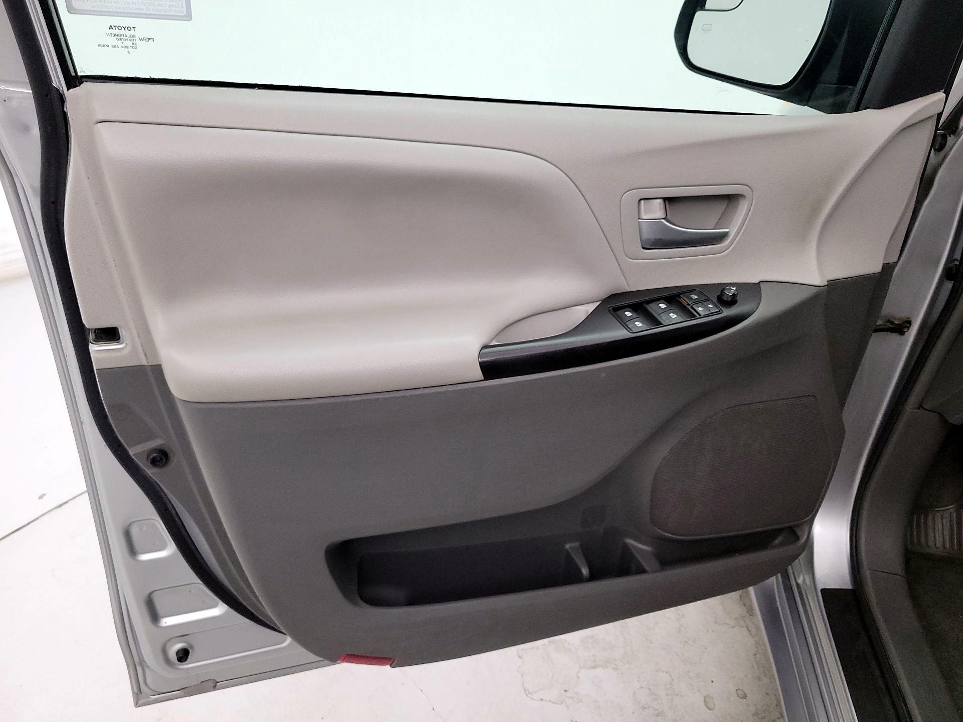 Thumbnail: 2017 Toyota Sienna - 12