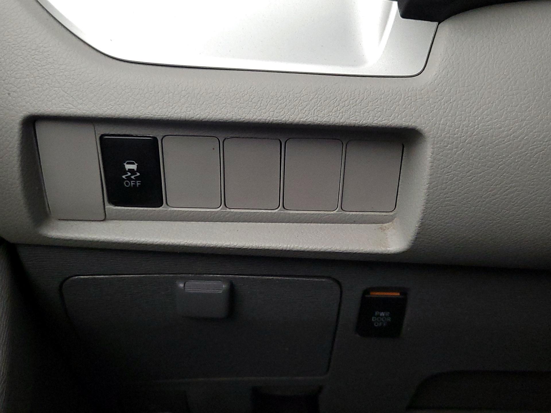 Thumbnail: 2017 Toyota Sienna - 13