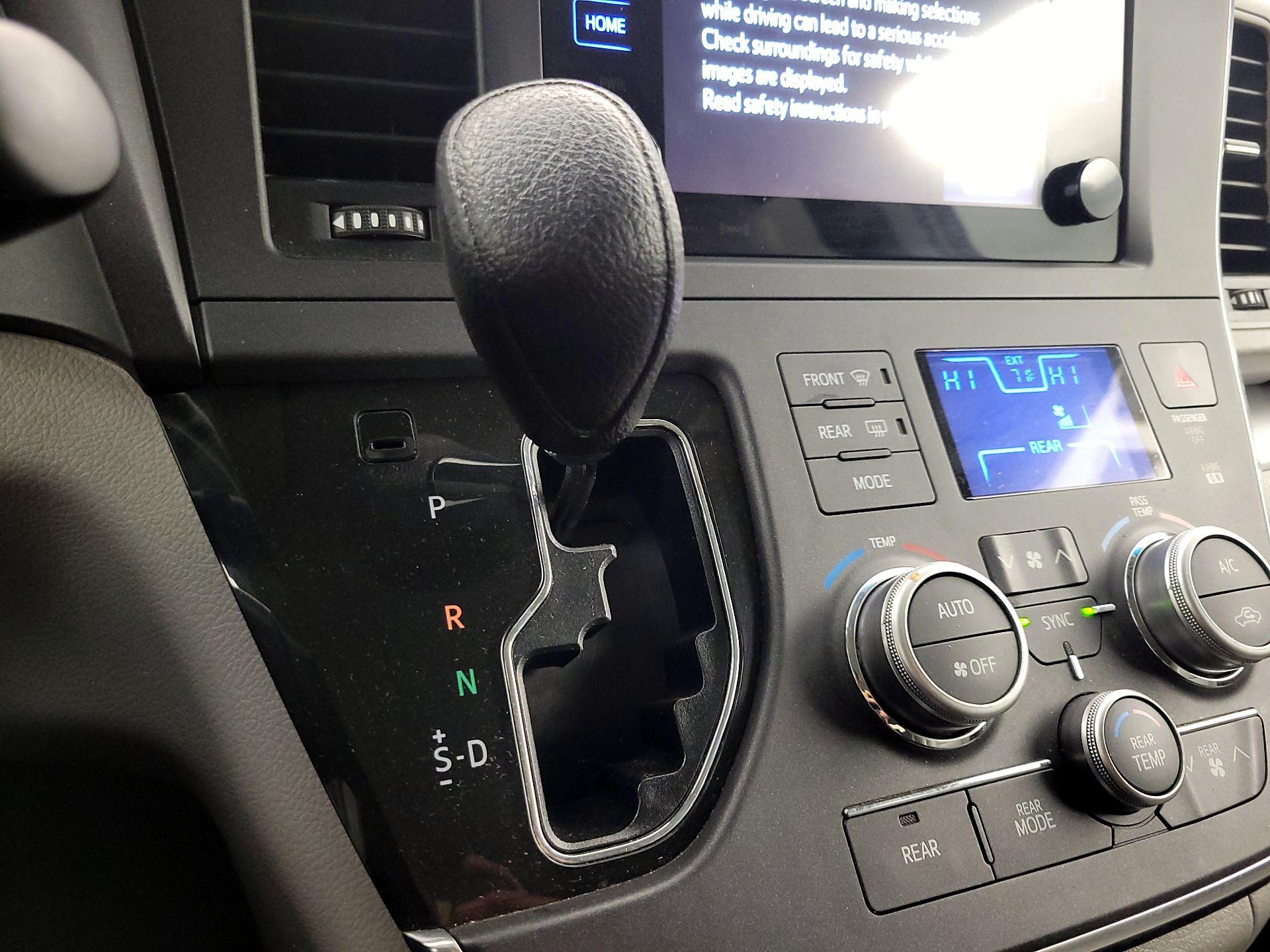 Thumbnail: 2017 Toyota Sienna - 18