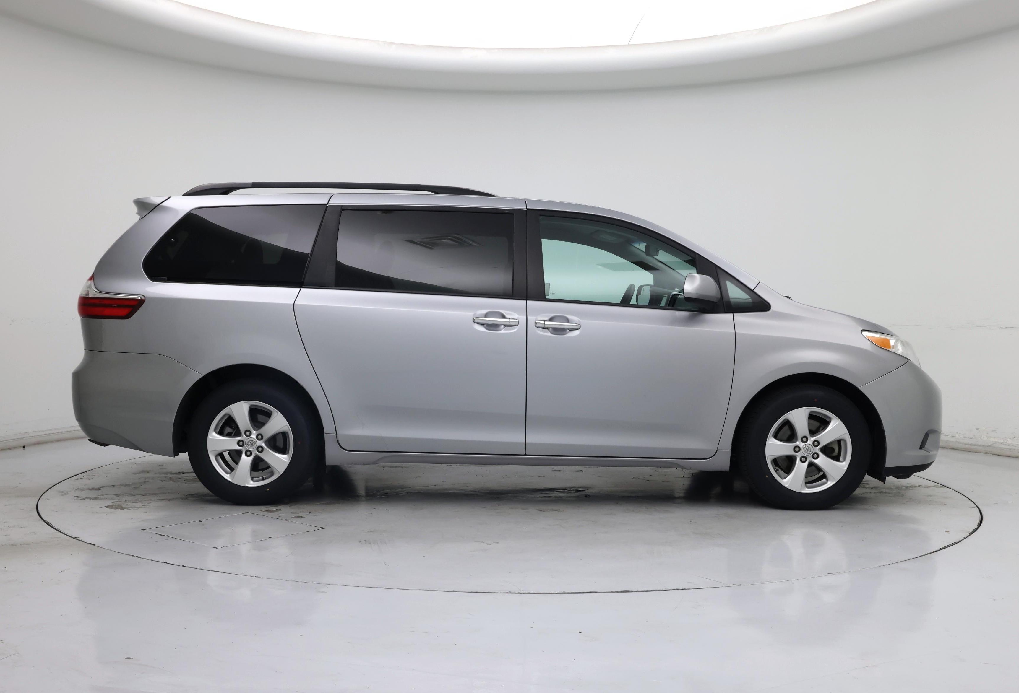 Thumbnail: 2017 Toyota Sienna - 7