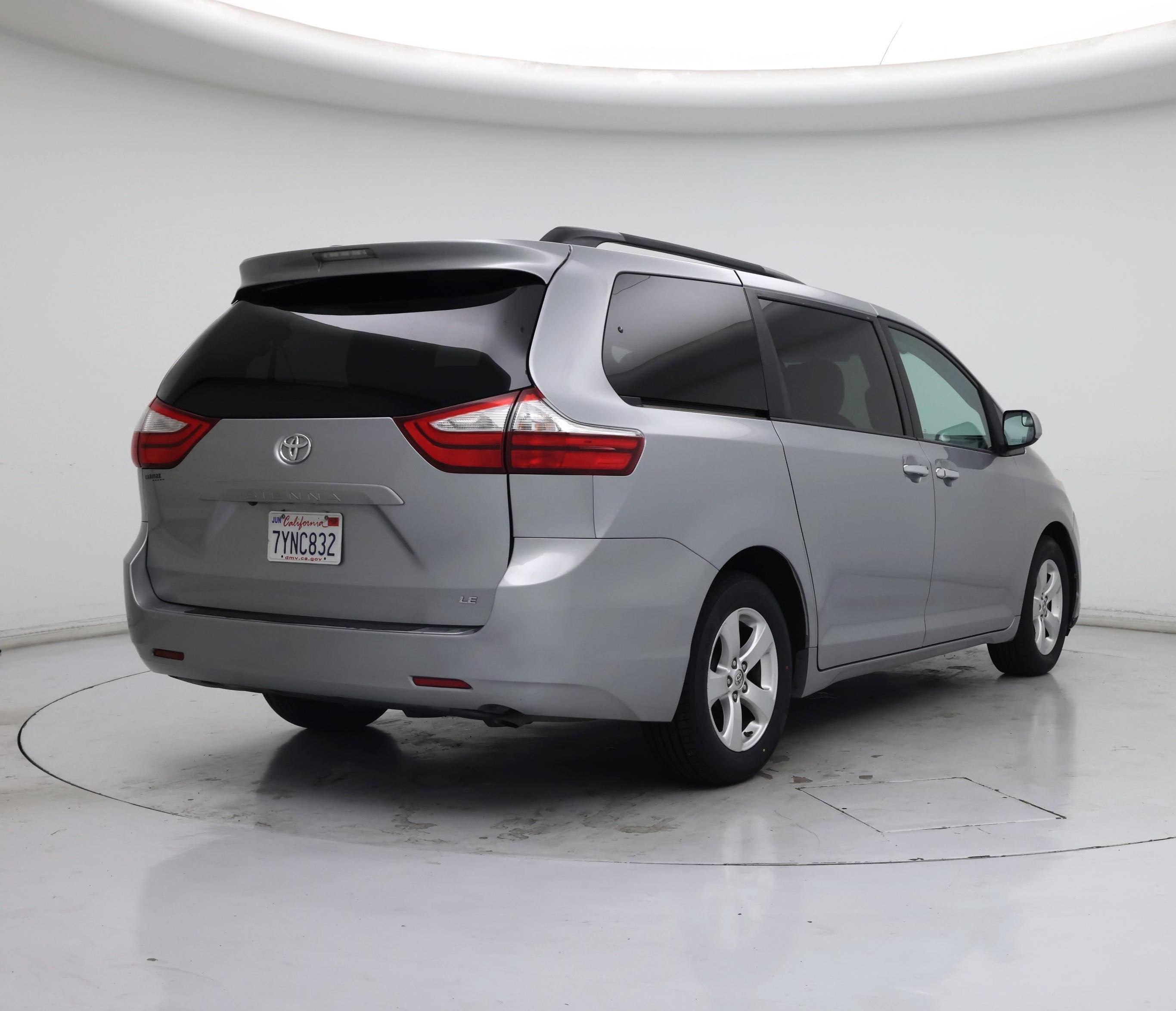Thumbnail: 2017 Toyota Sienna - 8