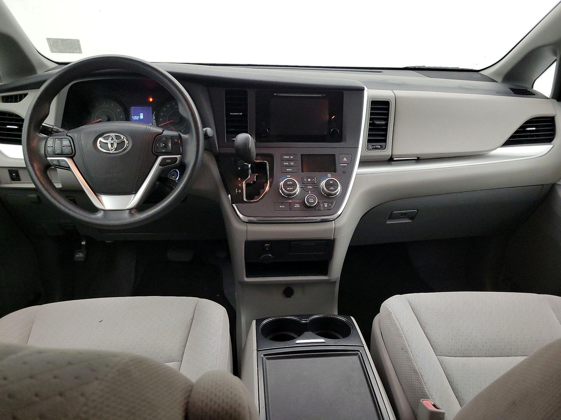 Thumbnail: 2016 Toyota Sienna - 9