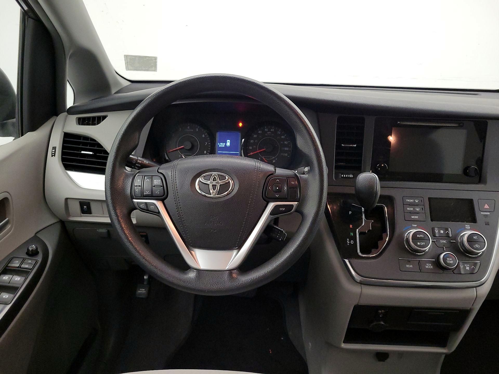 Thumbnail: 2016 Toyota Sienna - 10