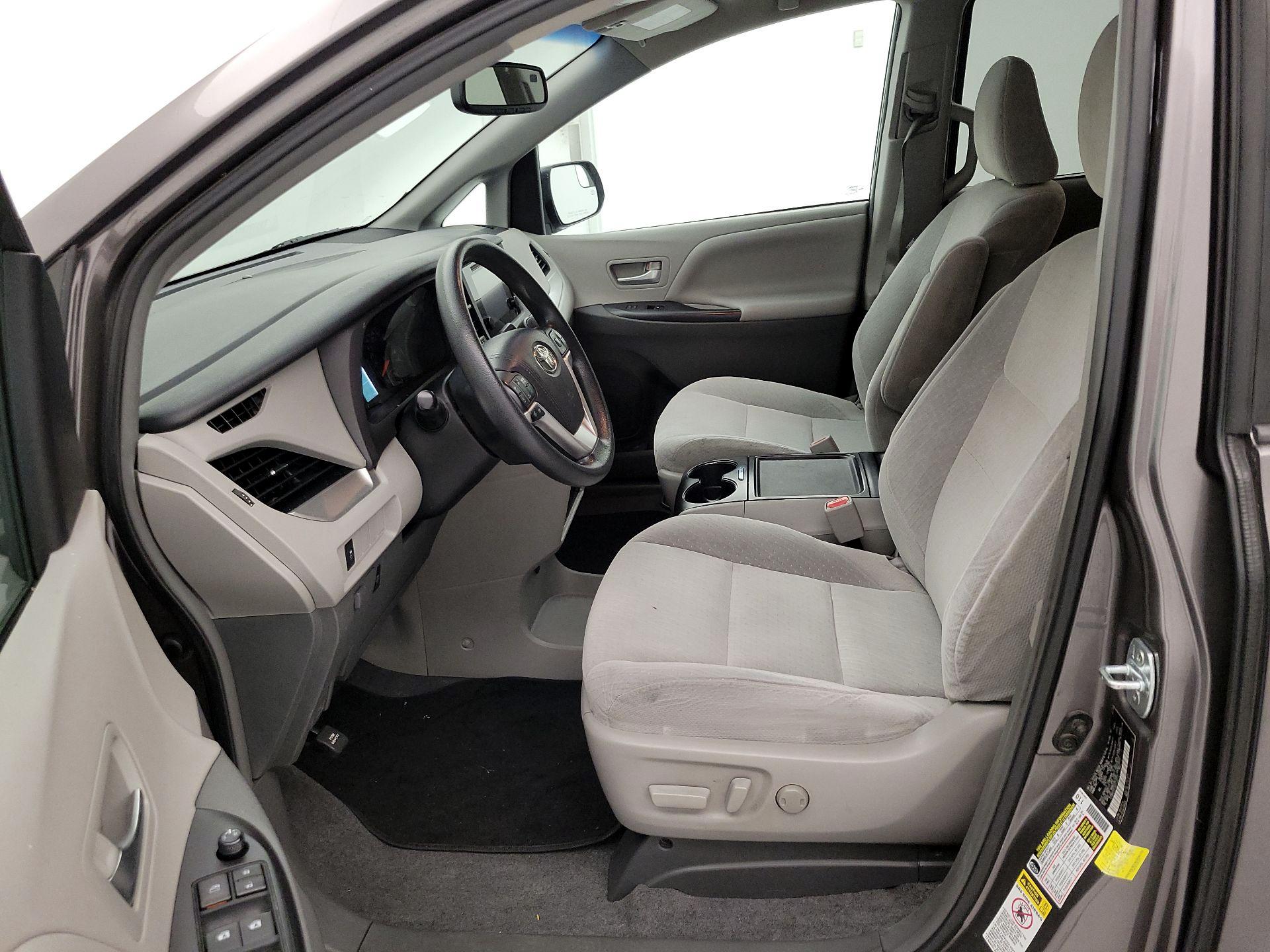 Thumbnail: 2016 Toyota Sienna - 11
