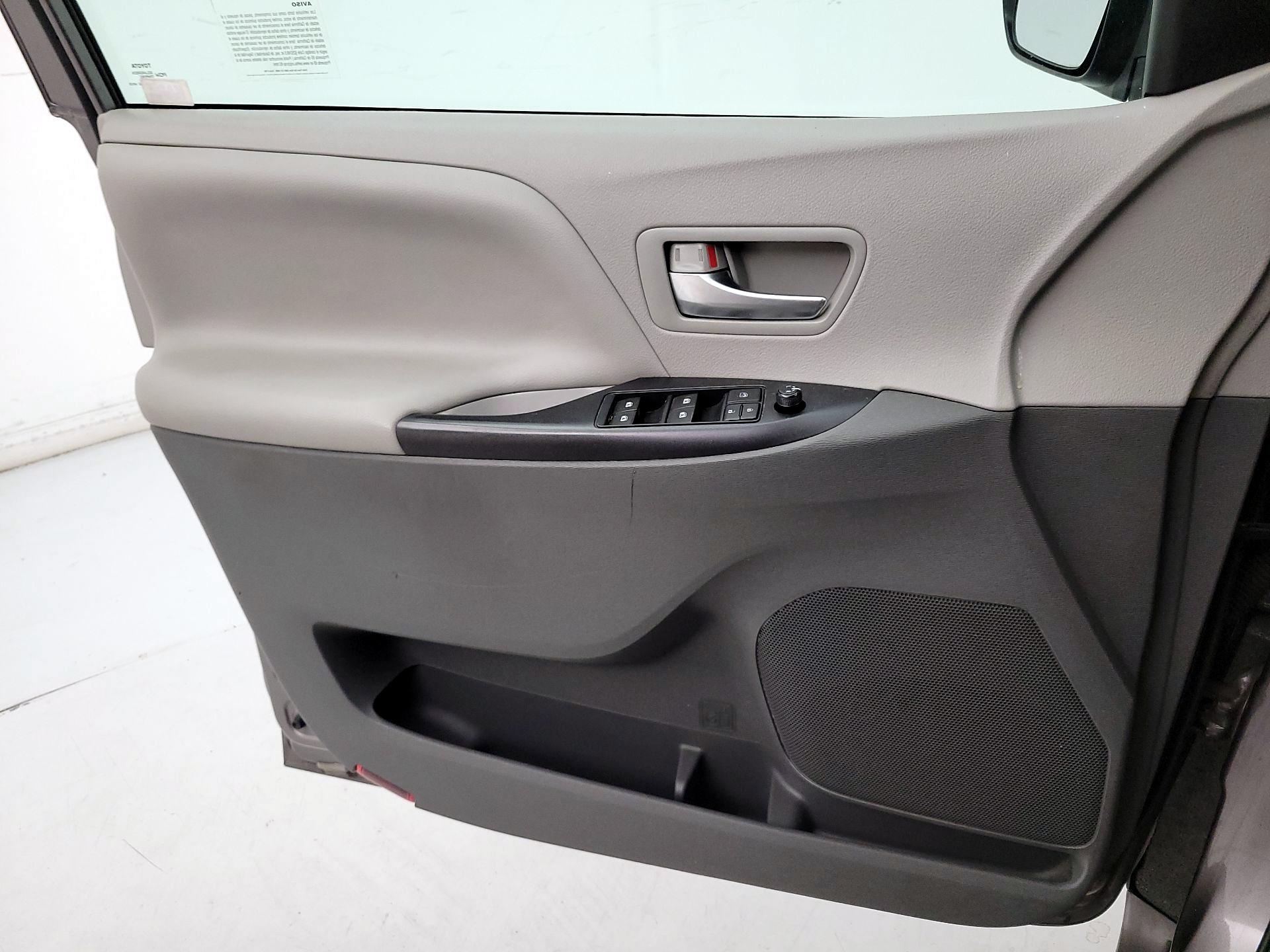 Thumbnail: 2016 Toyota Sienna - 12
