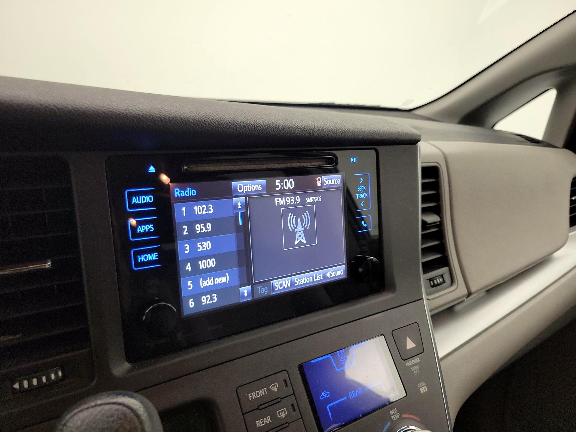 Thumbnail: 2016 Toyota Sienna - 14