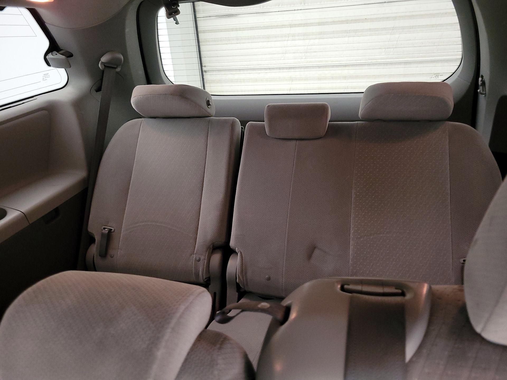 Thumbnail: 2016 Toyota Sienna - 18