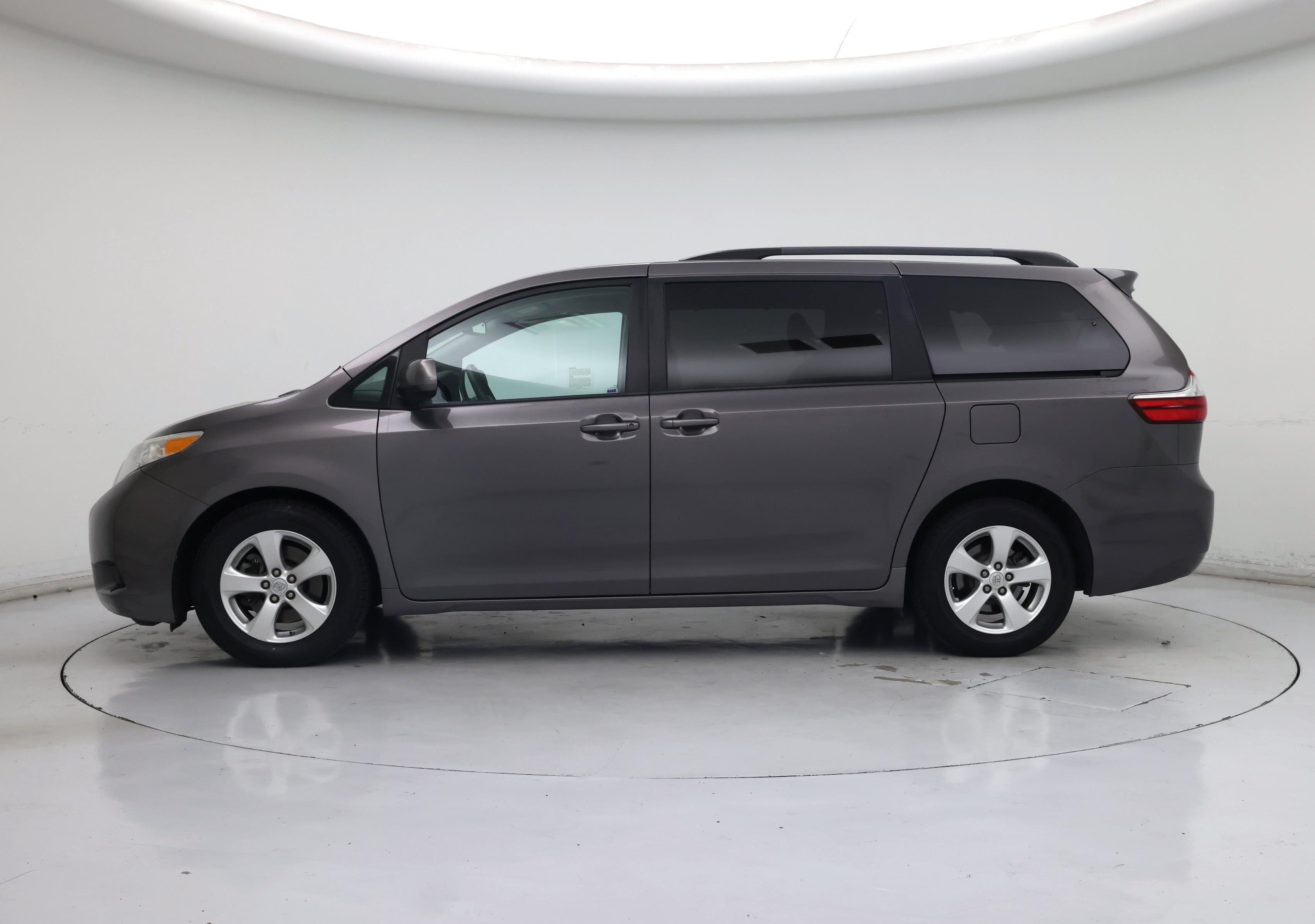 Thumbnail: 2016 Toyota Sienna - 3