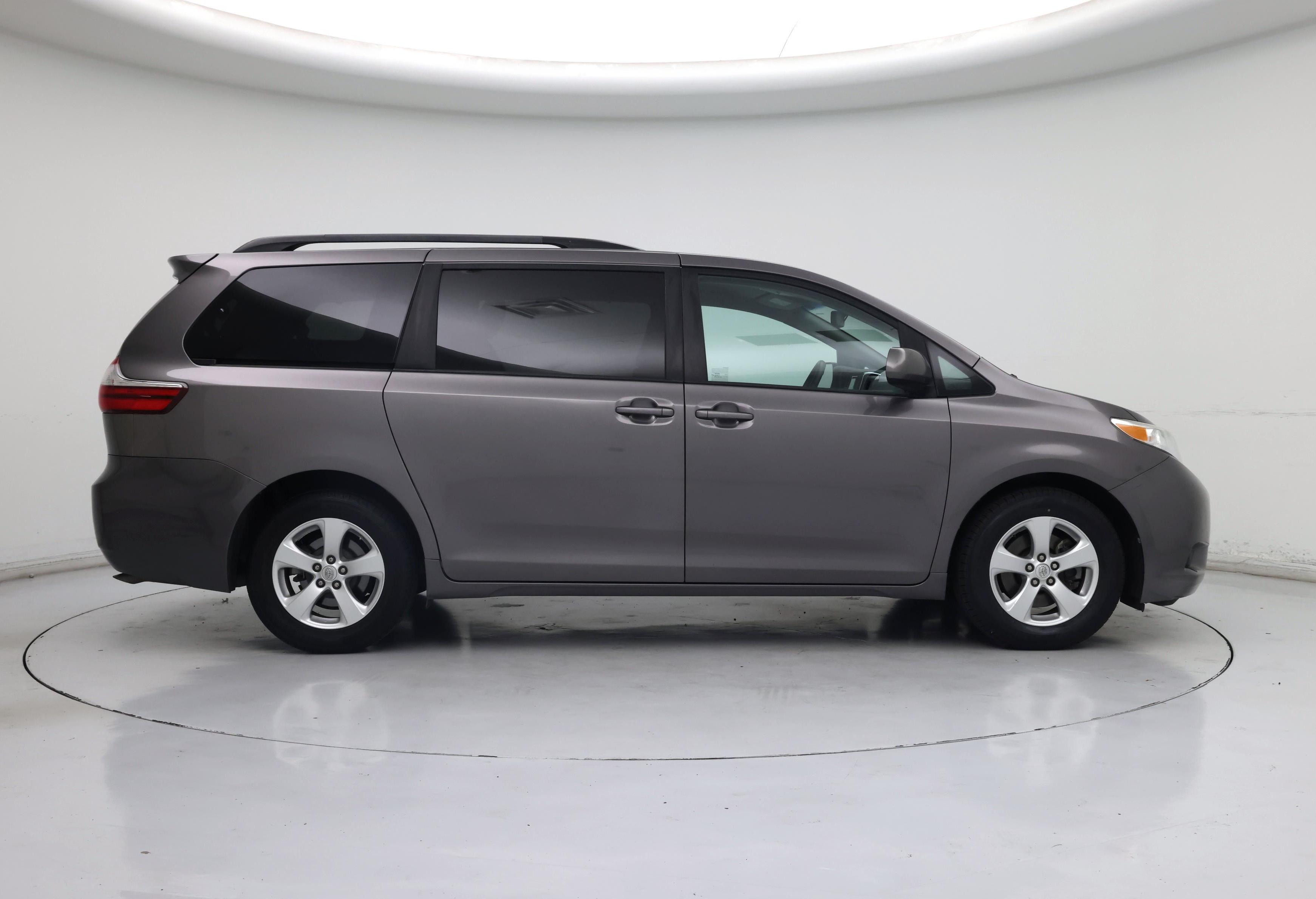 Thumbnail: 2016 Toyota Sienna - 7