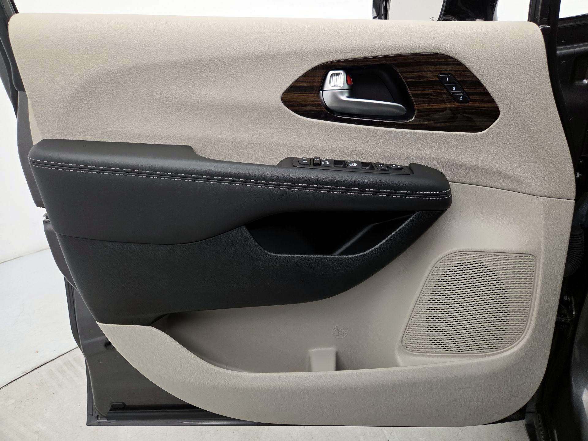 Thumbnail: 2023 Chrysler Pacifica - 12