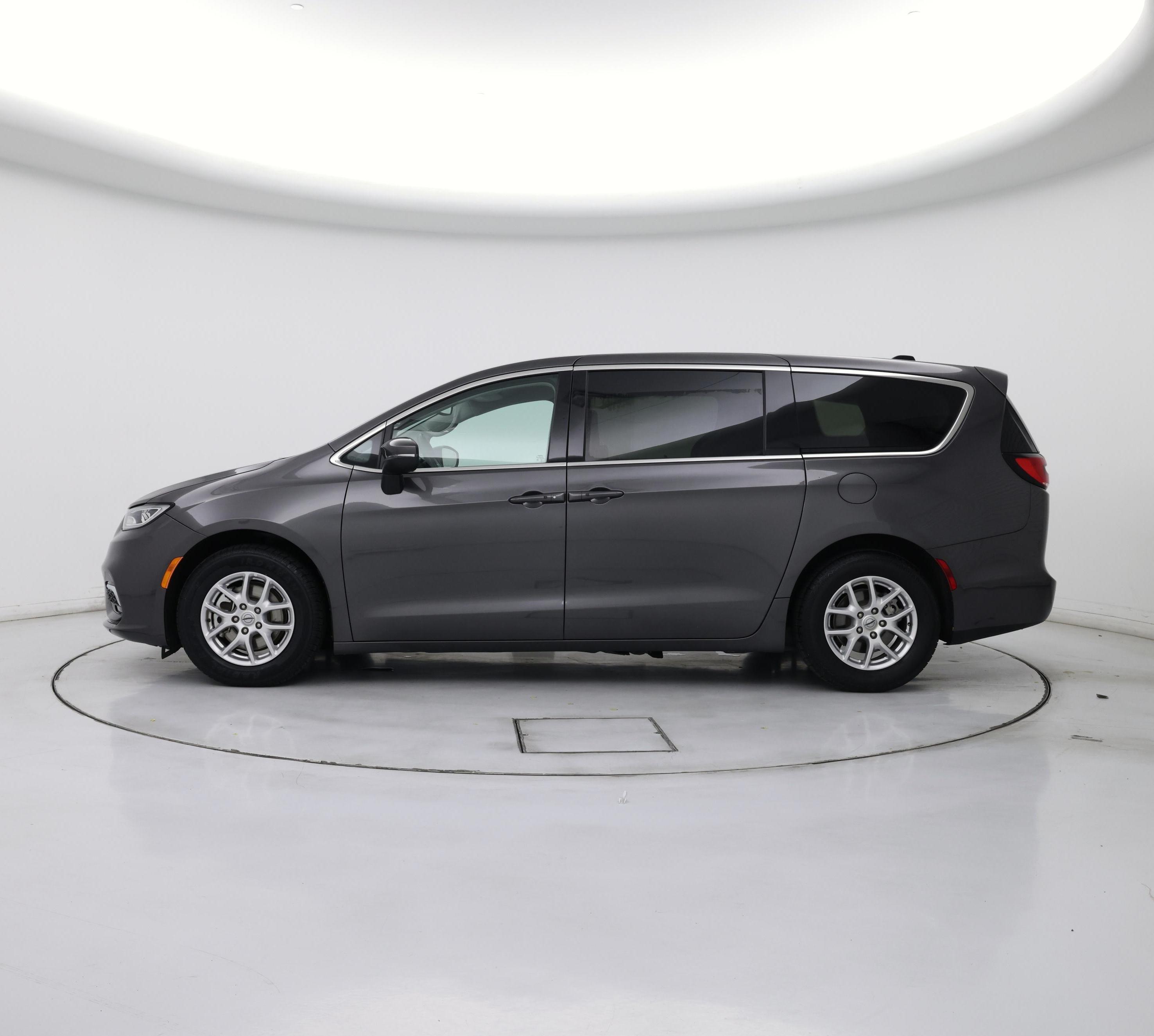 Thumbnail: 2023 Chrysler Pacifica - 3