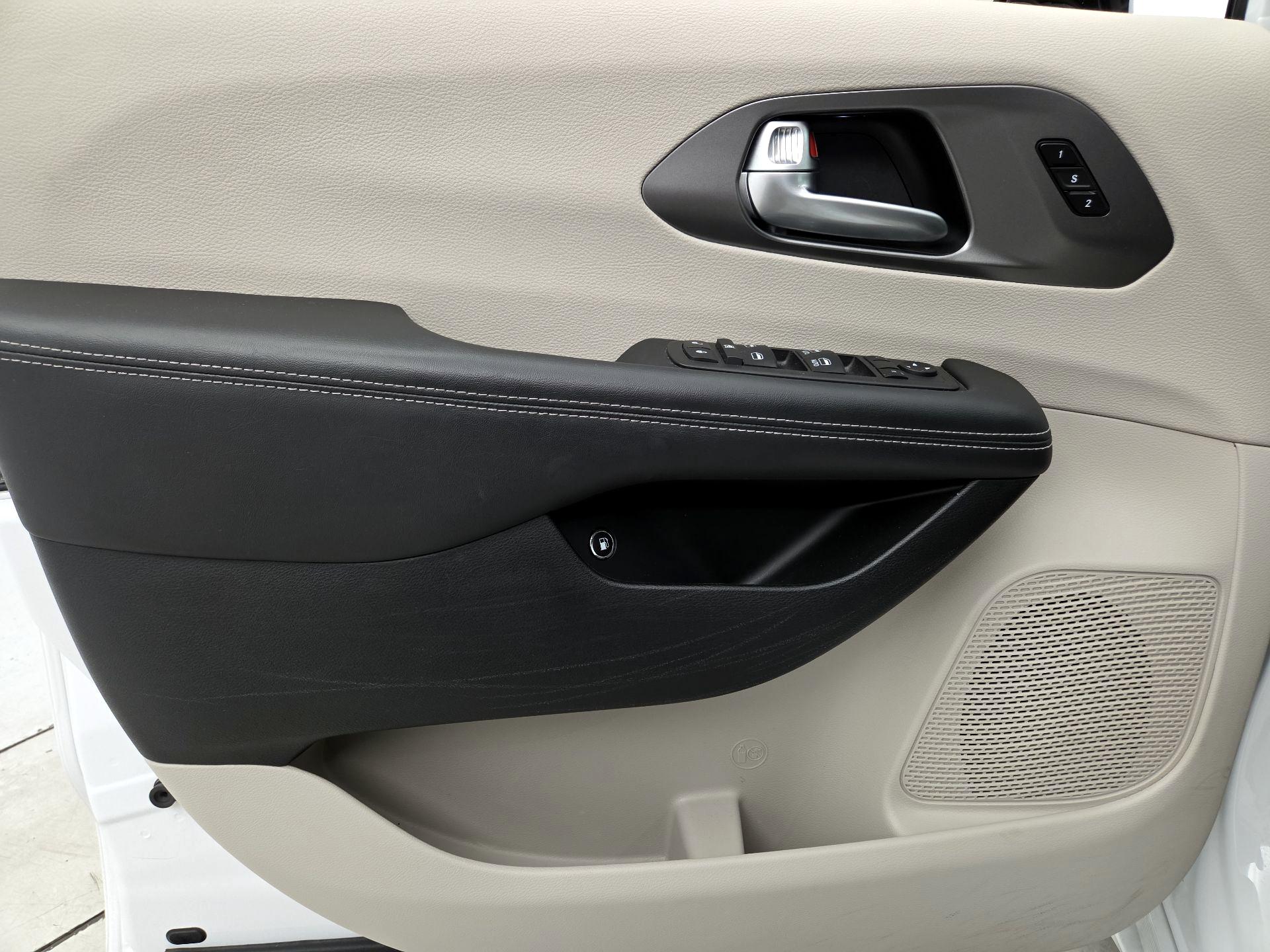 Thumbnail: 2024 Chrysler Pacifica - 12