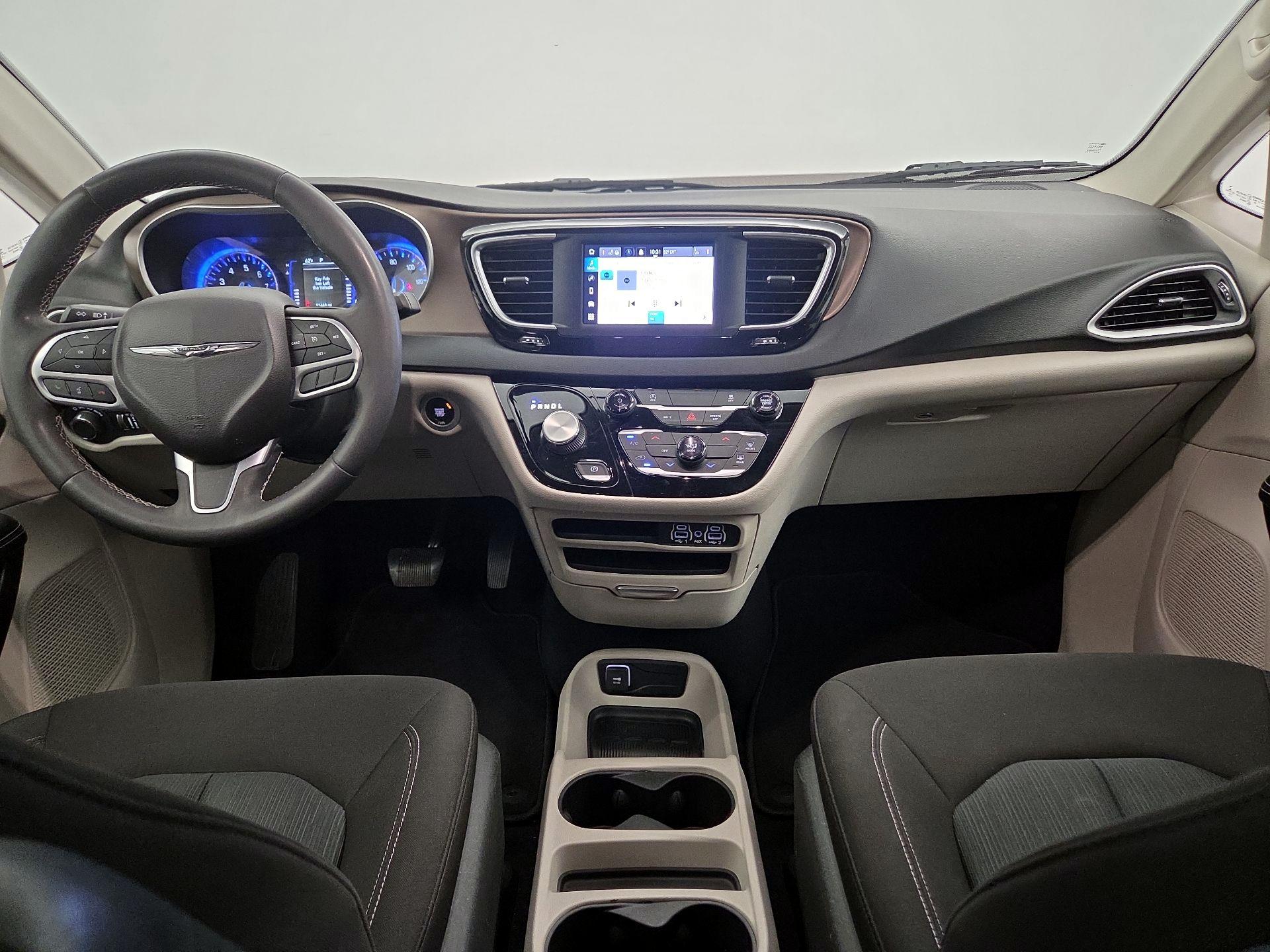 Thumbnail: 2022 Chrysler Voyager - 9