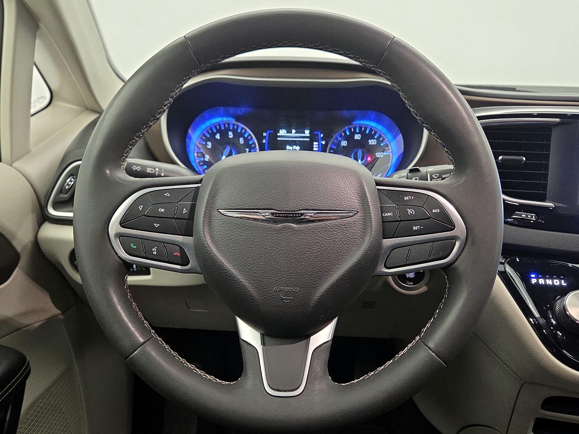 Thumbnail: 2022 Chrysler Voyager - 10