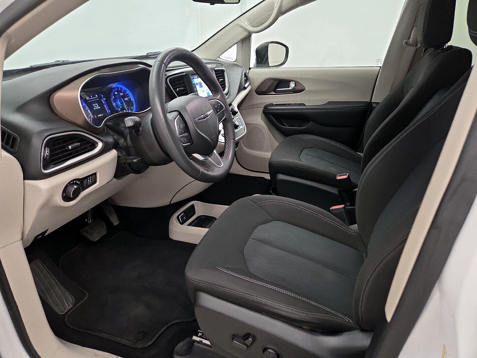 Thumbnail: 2022 Chrysler Voyager - 11