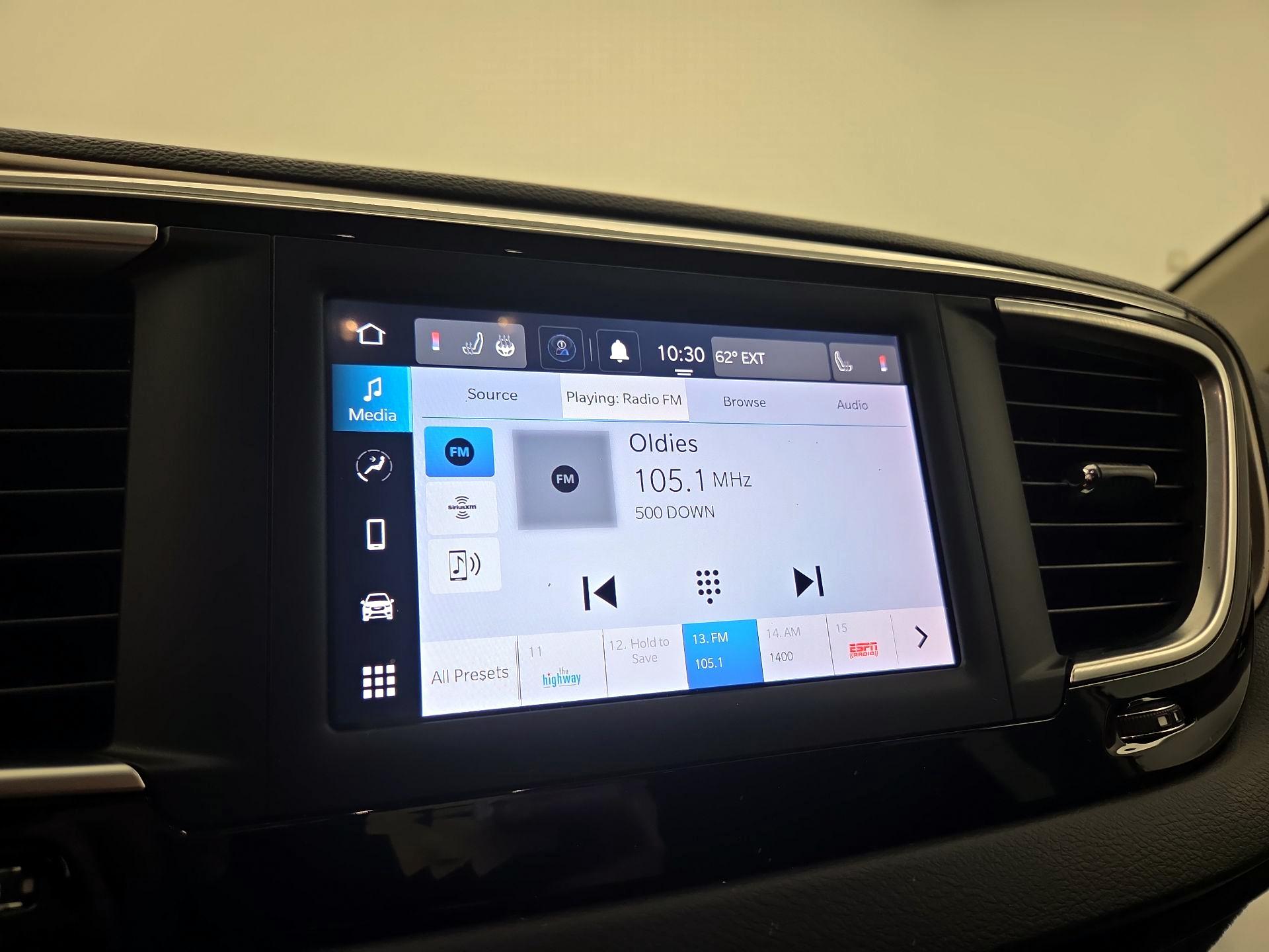 Thumbnail: 2022 Chrysler Voyager - 15