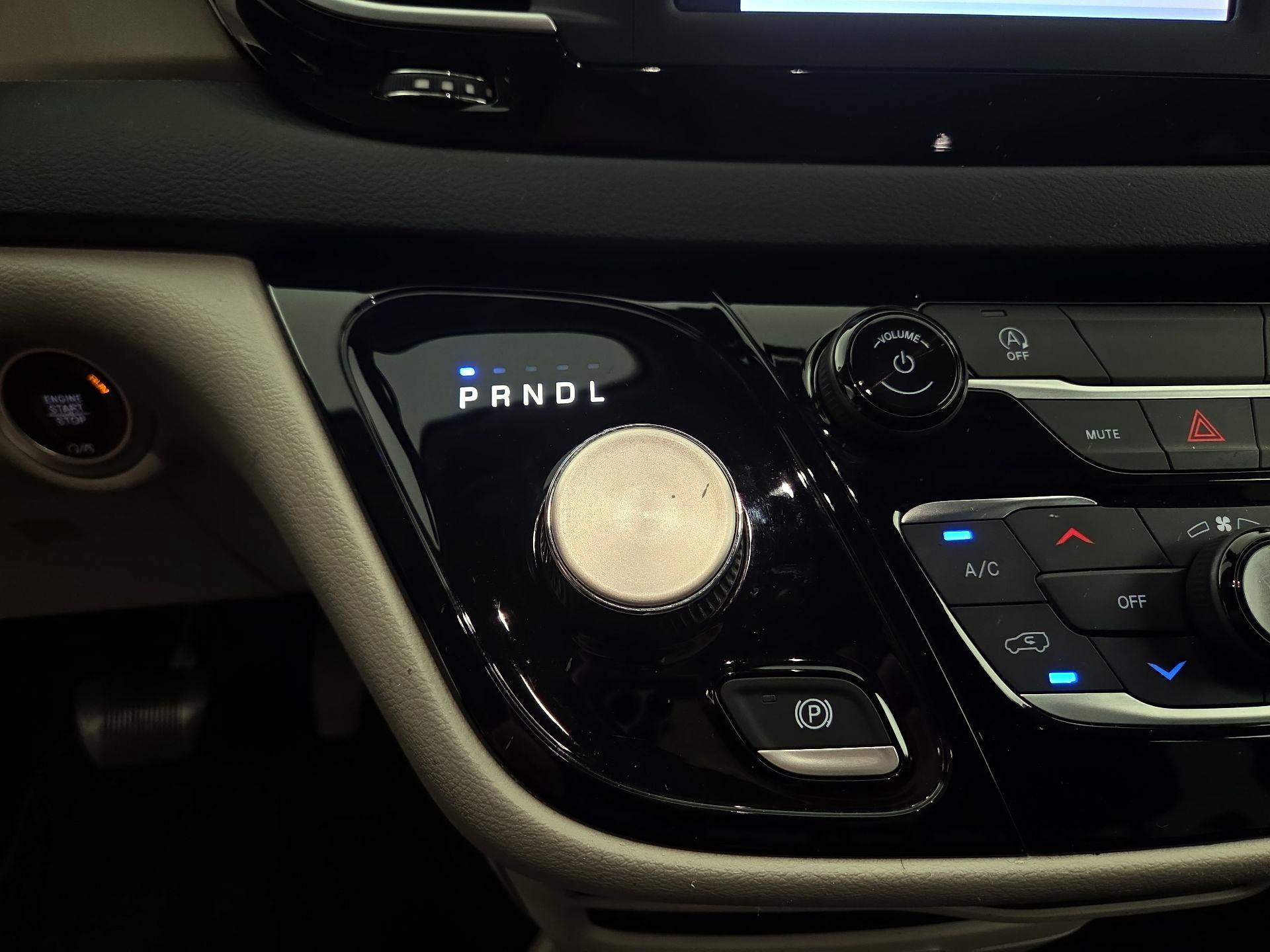 Thumbnail: 2022 Chrysler Voyager - 17