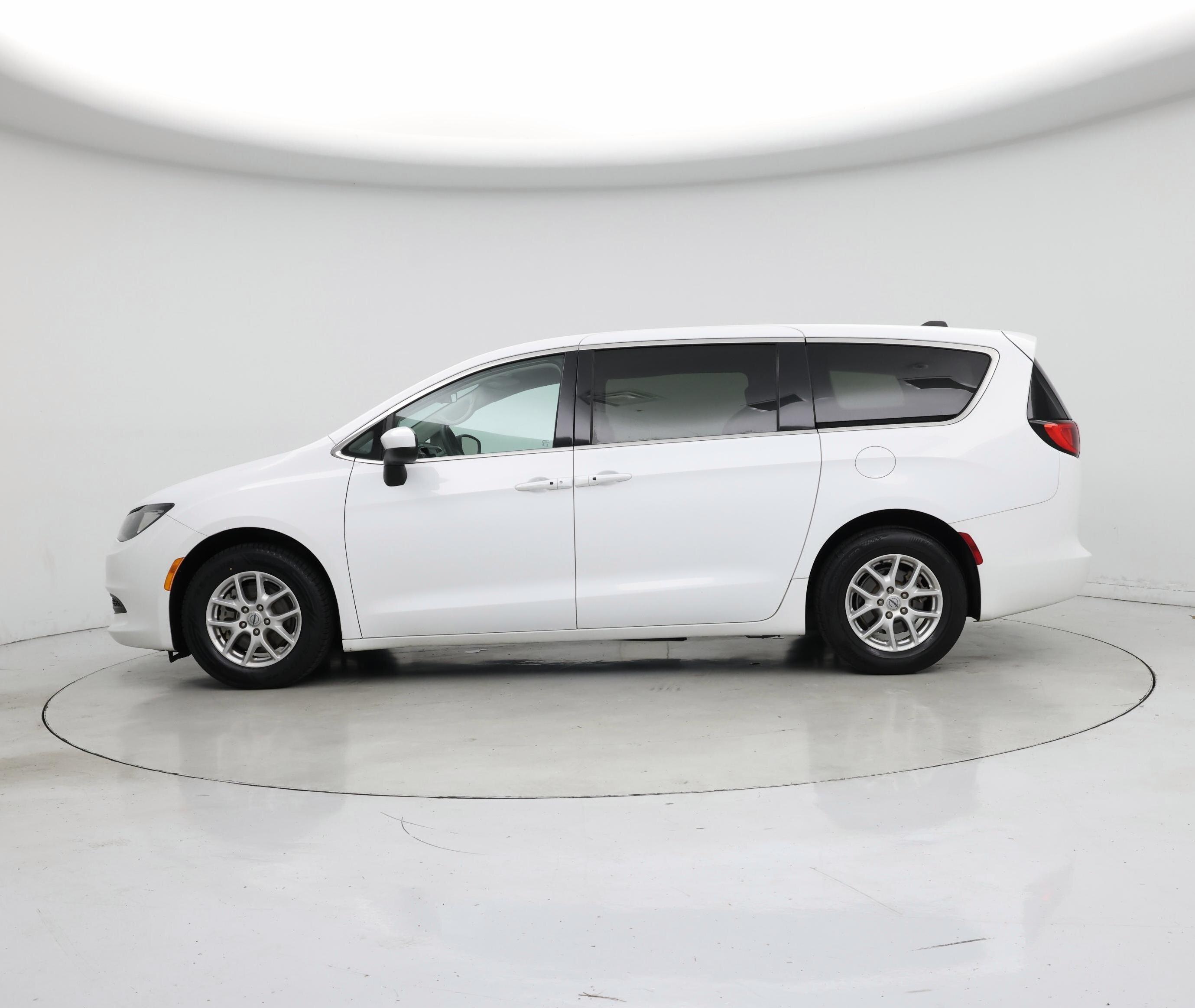 Thumbnail: 2022 Chrysler Voyager - 3