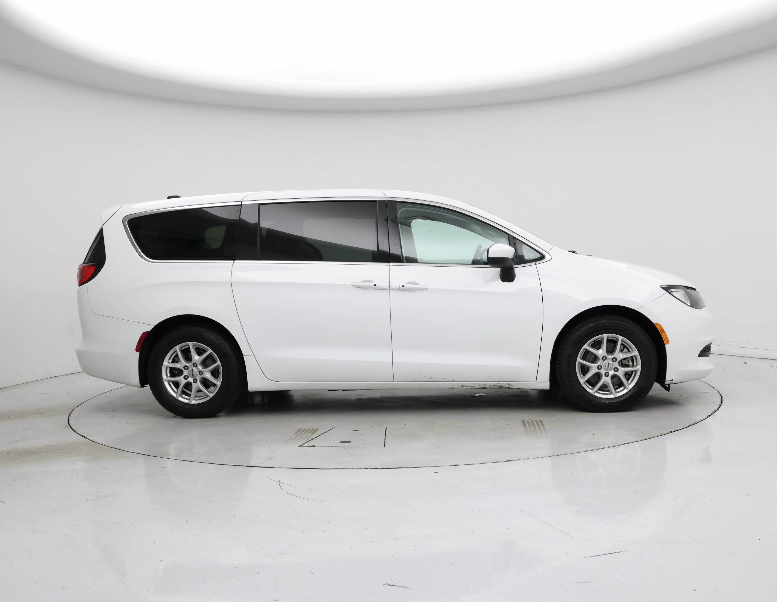 Thumbnail: 2022 Chrysler Voyager - 7