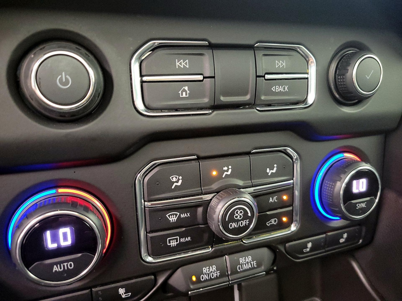 2021 Chevrolet Suburban RST - Photo 17