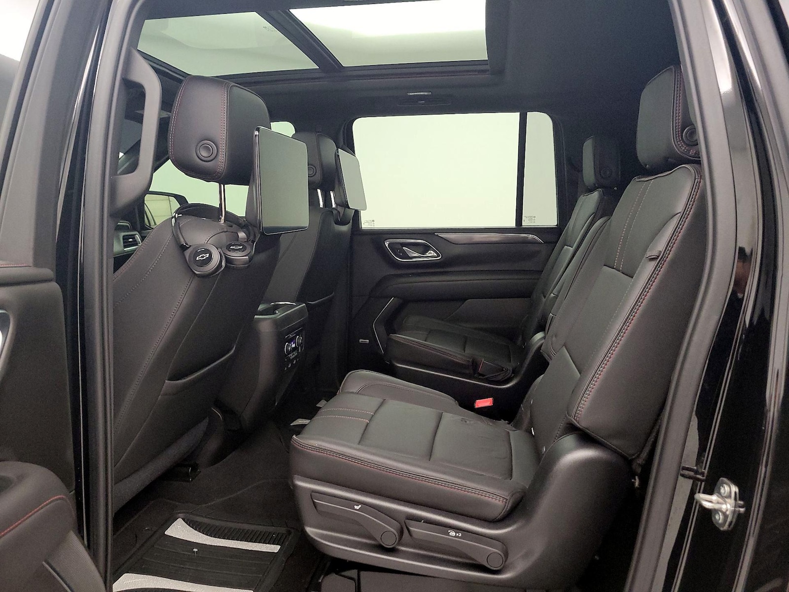 2021 Chevrolet Suburban RST - Photo 21