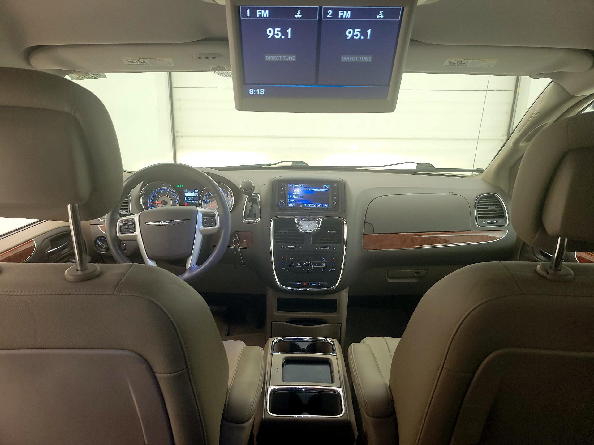 Thumbnail: 2015 Chrysler Town & Country - 9