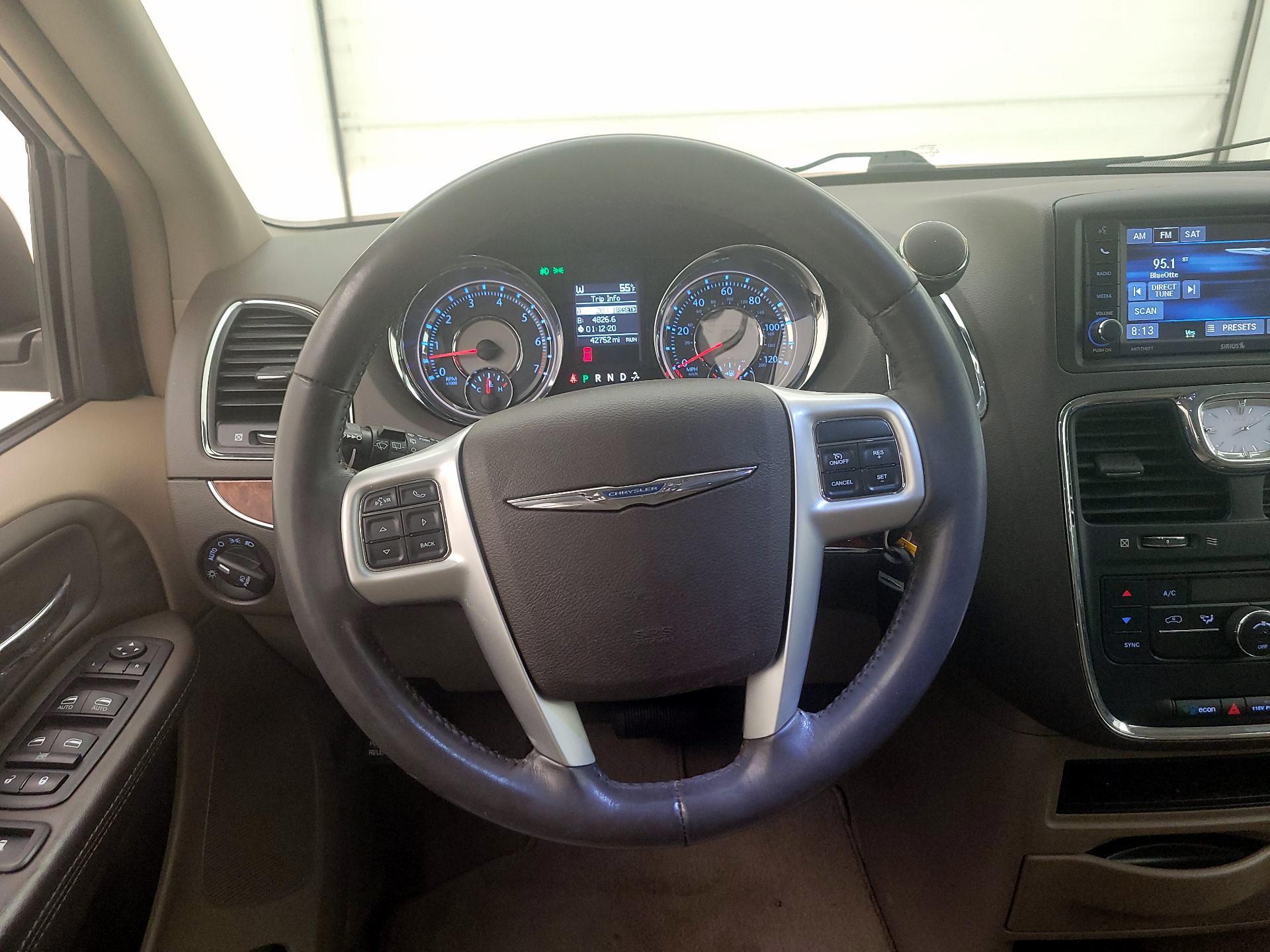 Thumbnail: 2015 Chrysler Town & Country - 10