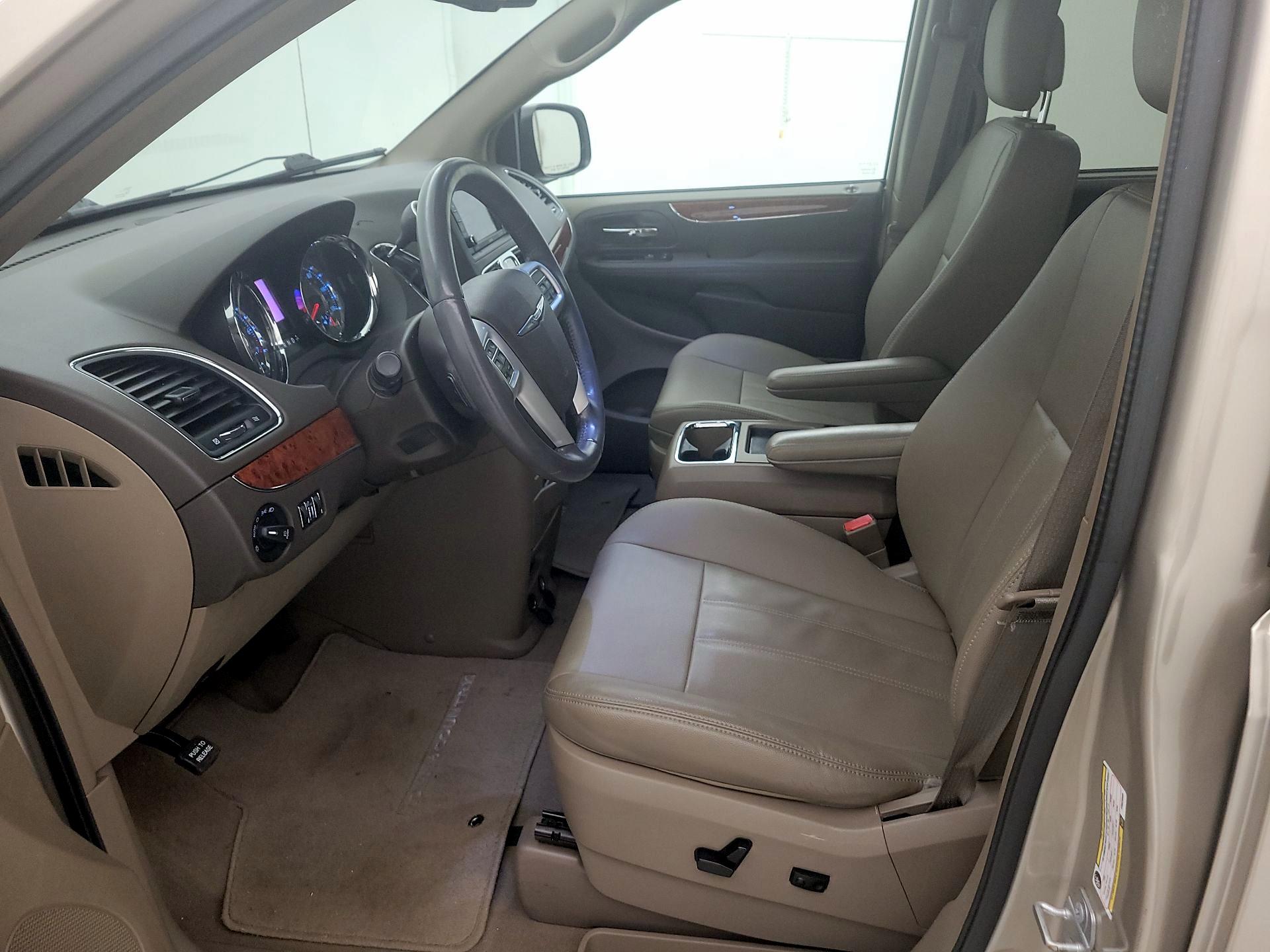 Thumbnail: 2015 Chrysler Town & Country - 11