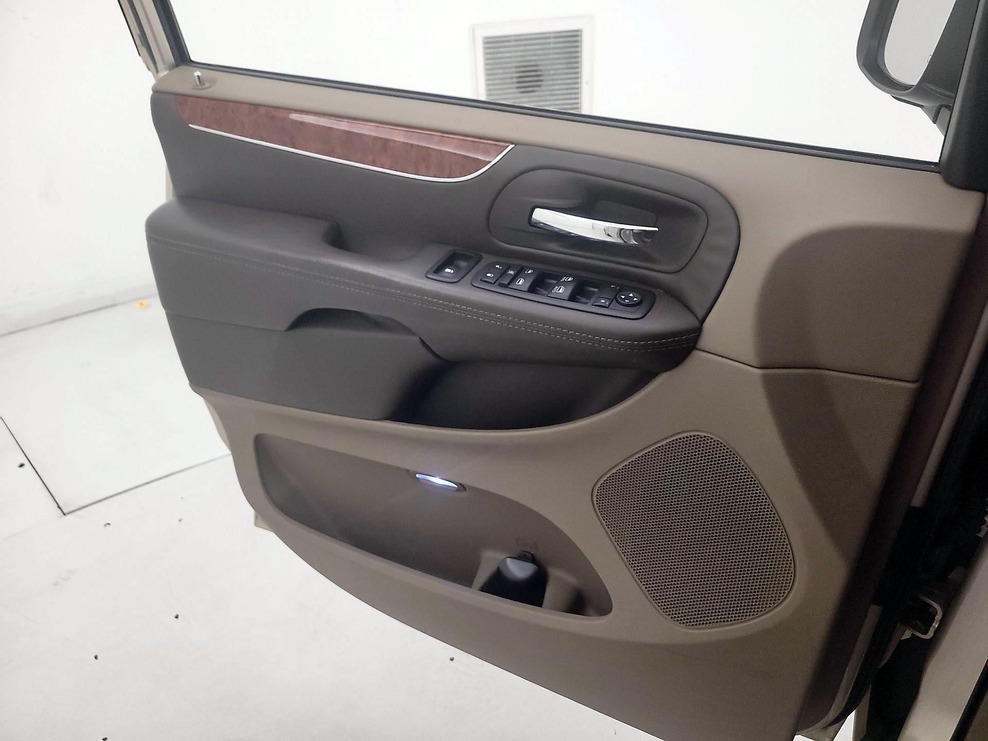 Thumbnail: 2015 Chrysler Town & Country - 12