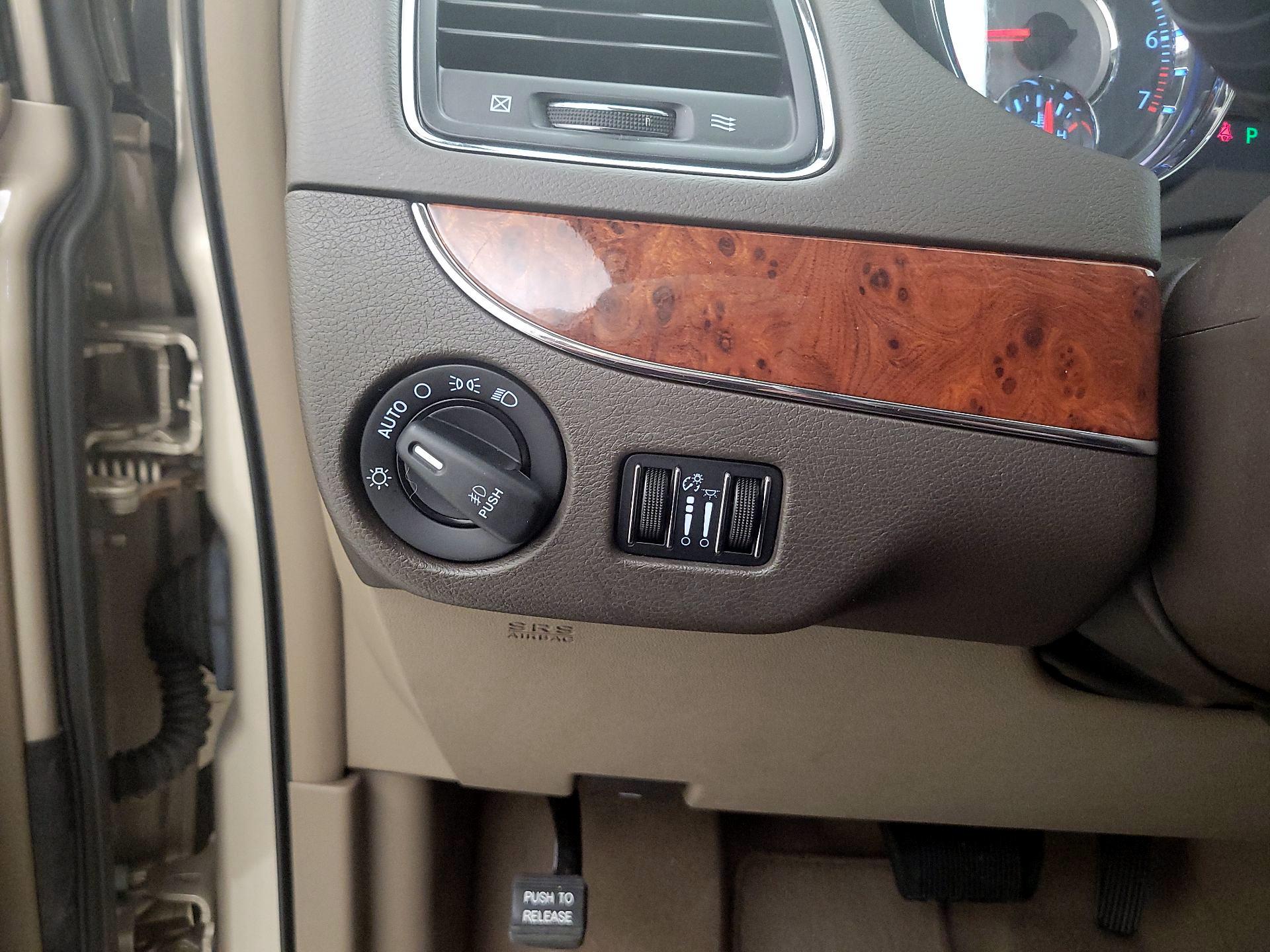 Thumbnail: 2015 Chrysler Town & Country - 13