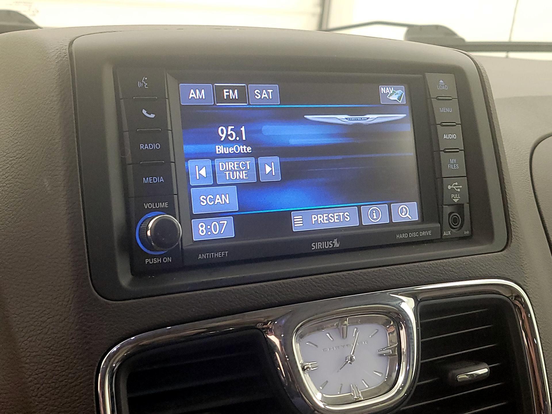 Thumbnail: 2015 Chrysler Town & Country - 15