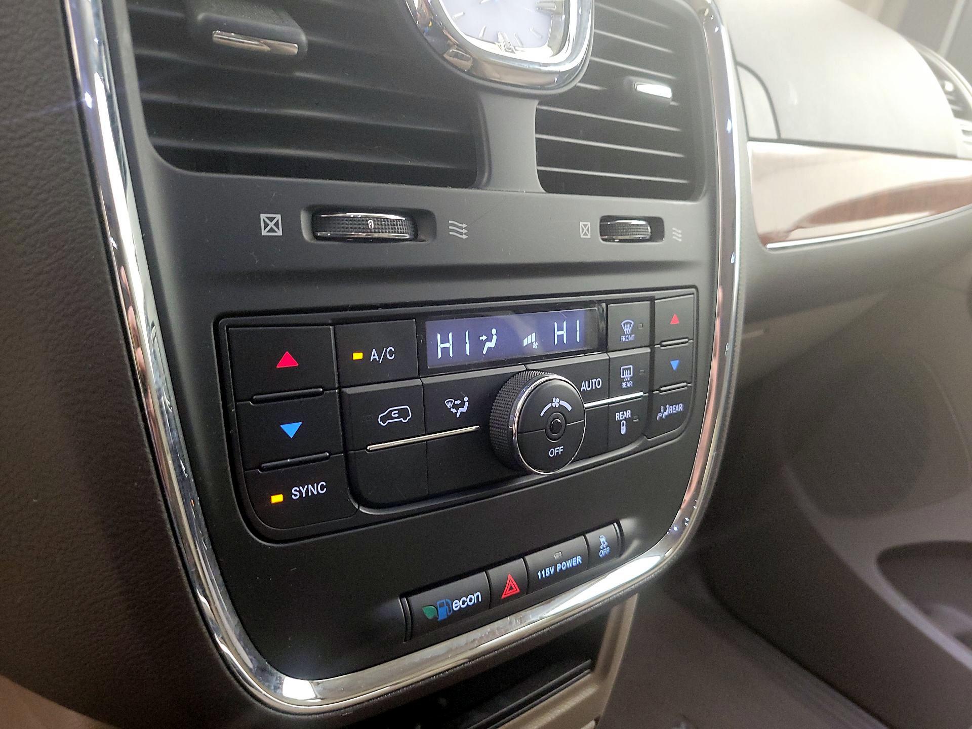 Thumbnail: 2015 Chrysler Town & Country - 16