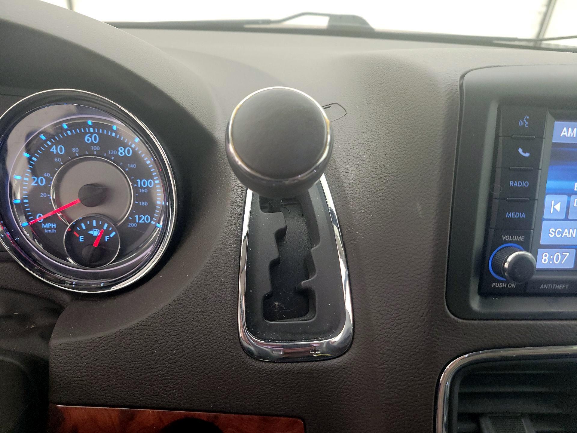 Thumbnail: 2015 Chrysler Town & Country - 17