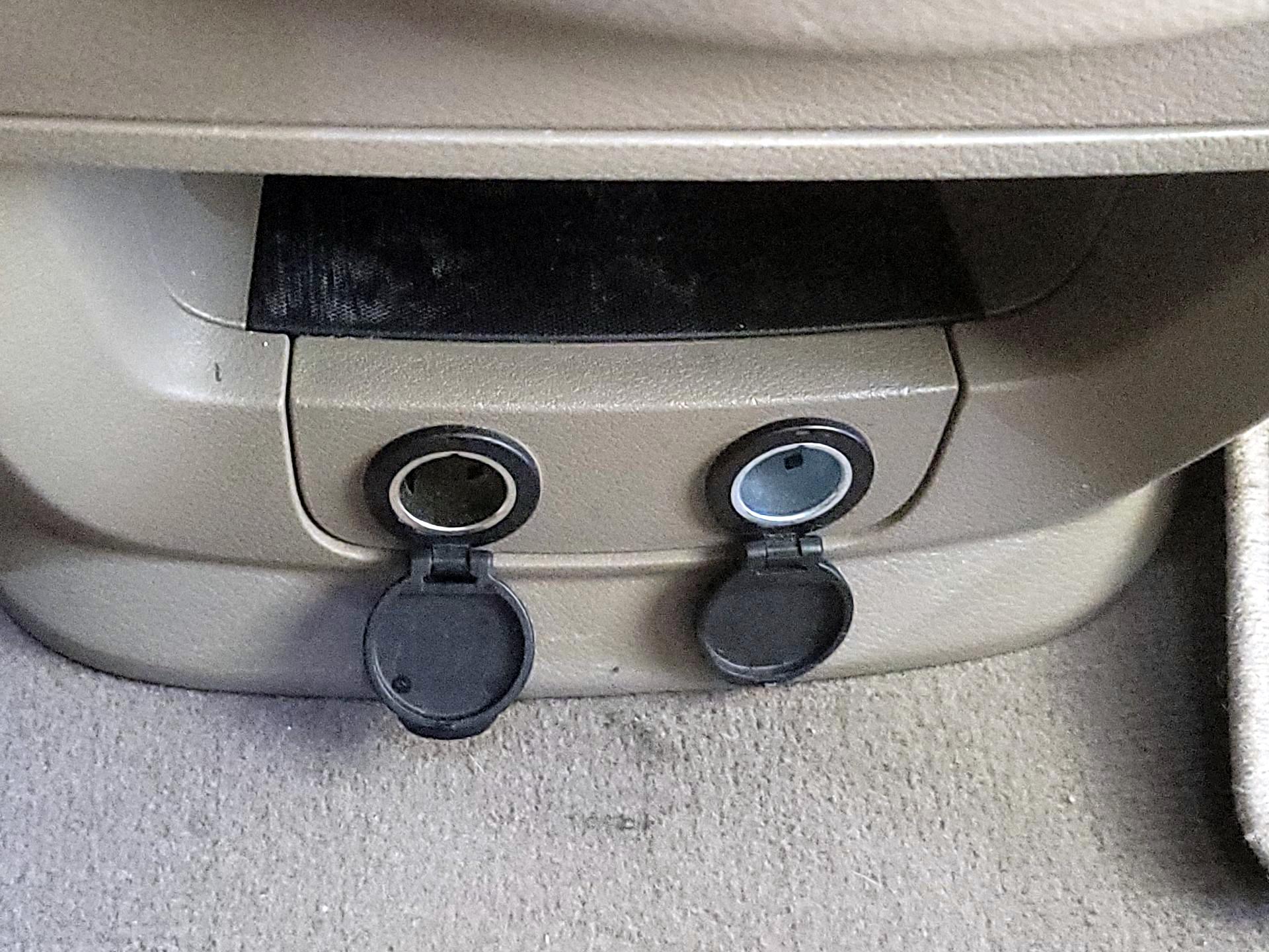 Thumbnail: 2015 Chrysler Town & Country - 18