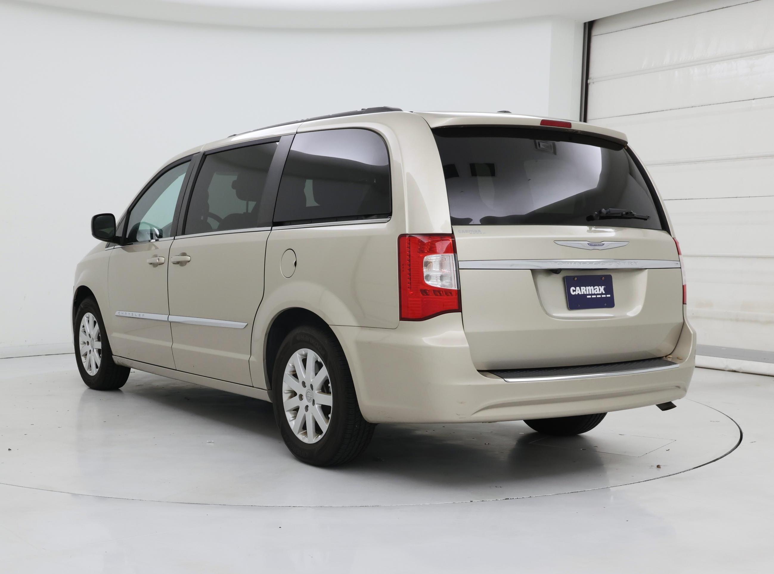 Thumbnail: 2015 Chrysler Town & Country - 2