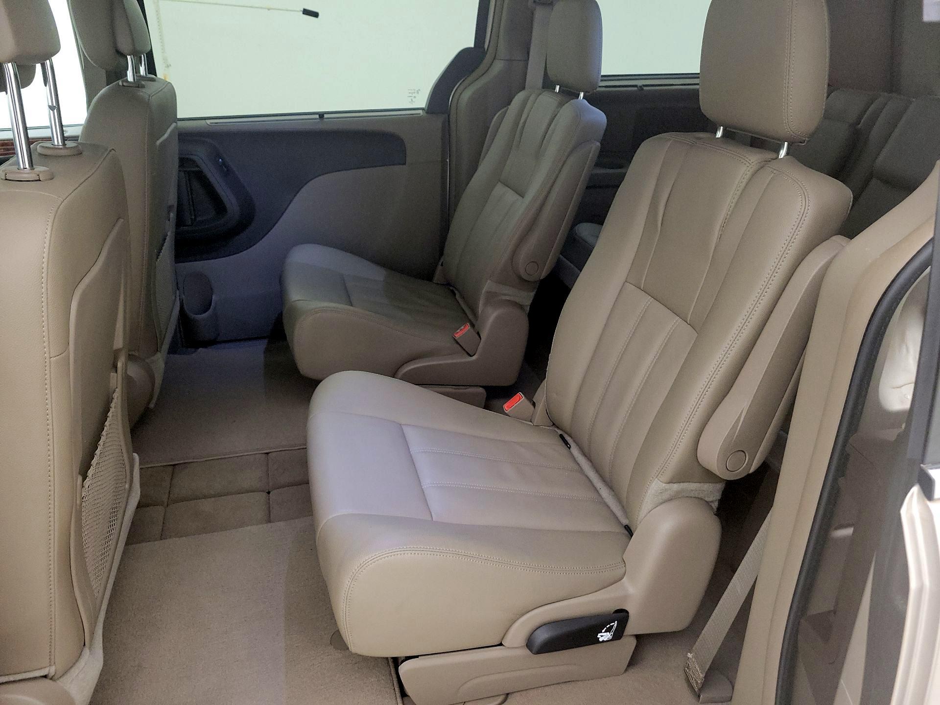 Thumbnail: 2015 Chrysler Town & Country - 19