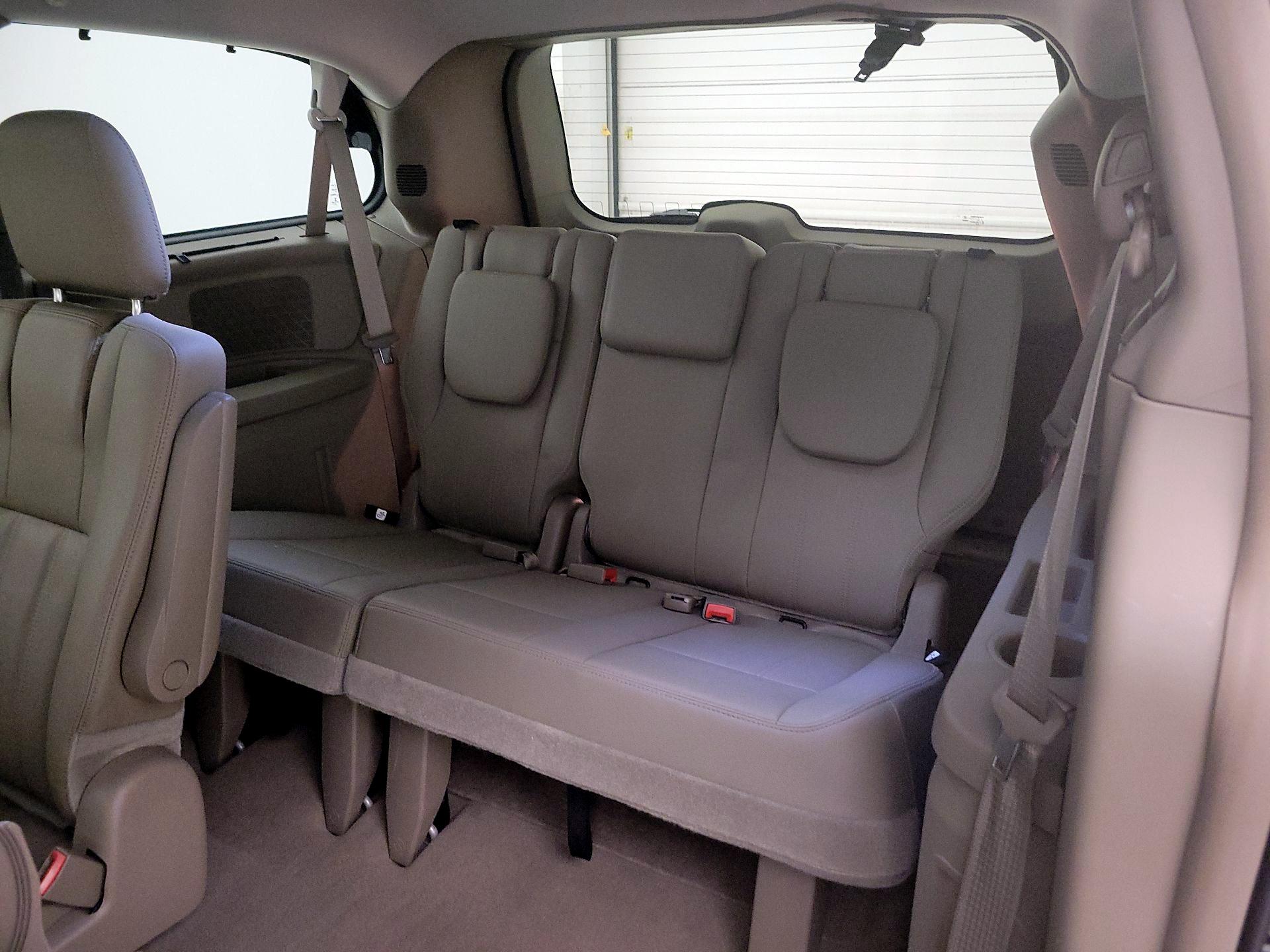 Thumbnail: 2015 Chrysler Town & Country - 20