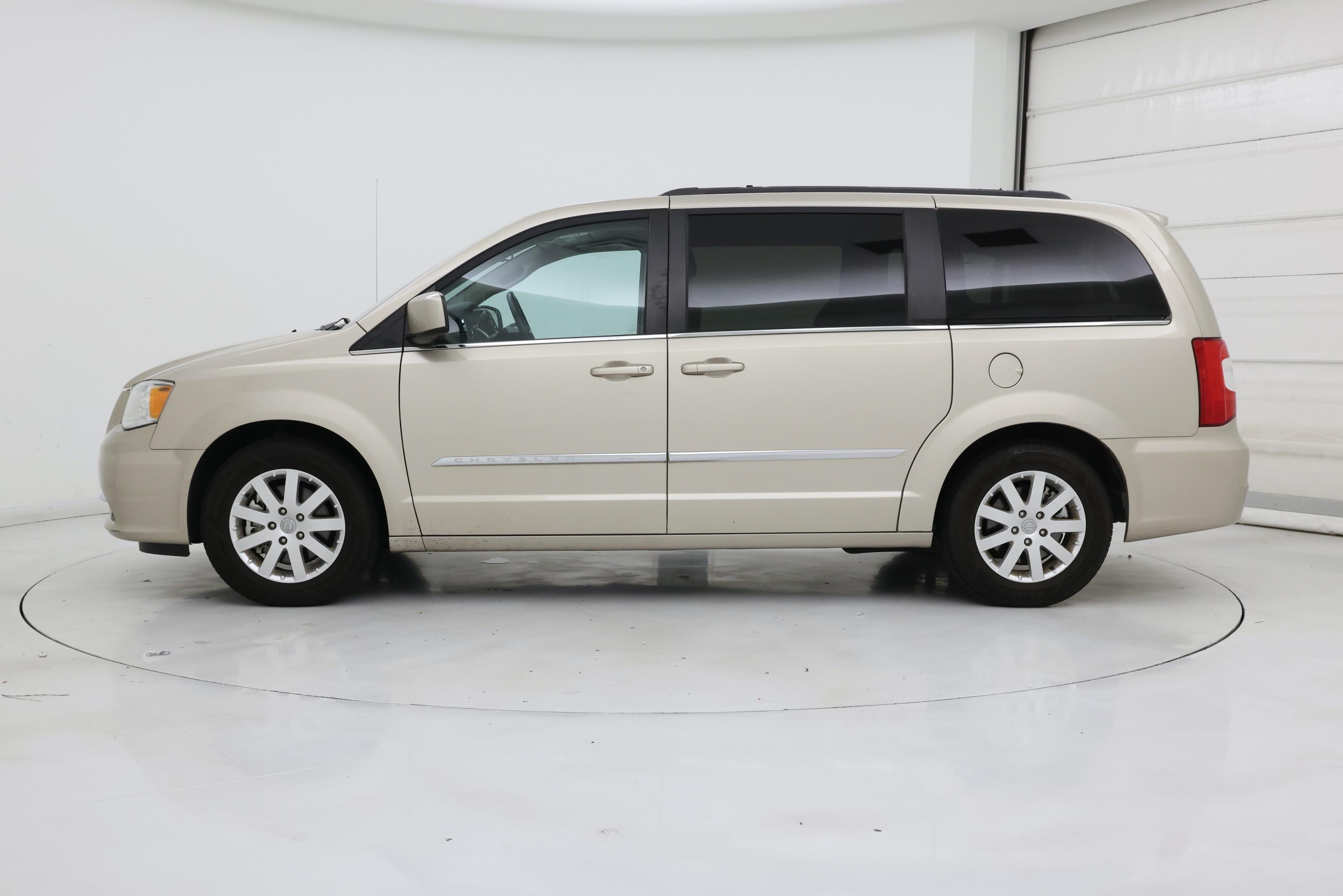 Thumbnail: 2015 Chrysler Town & Country - 3