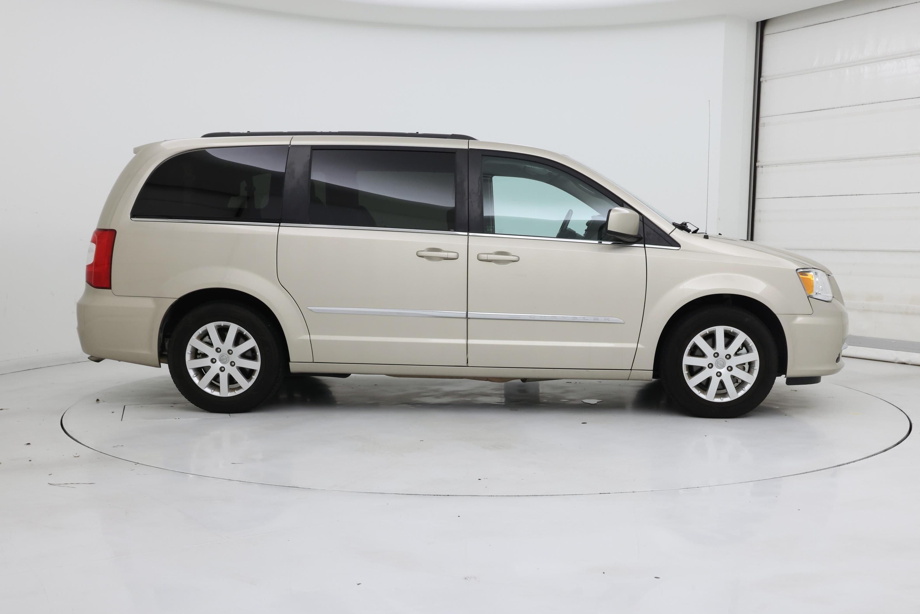 Thumbnail: 2015 Chrysler Town & Country - 7