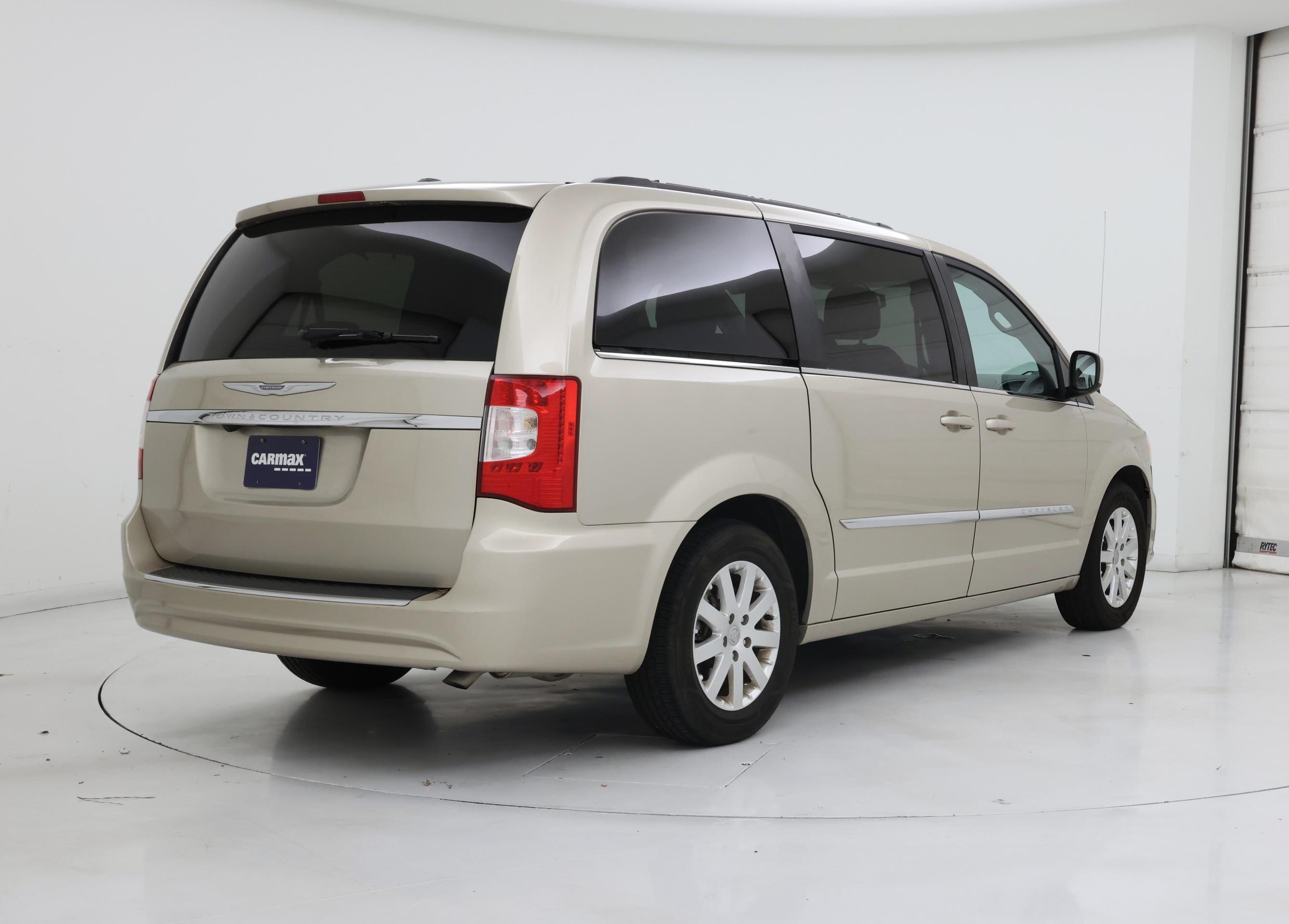 Thumbnail: 2015 Chrysler Town & Country - 8