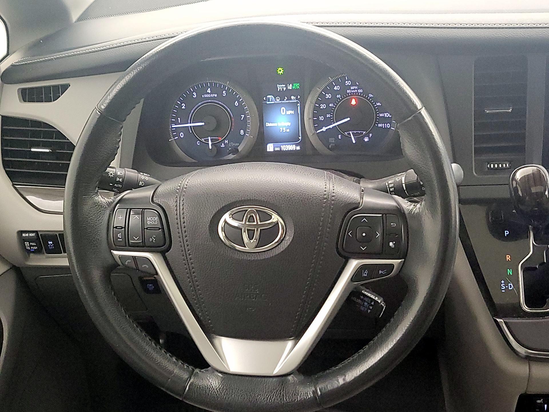 Thumbnail: 2019 Toyota Sienna - 10
