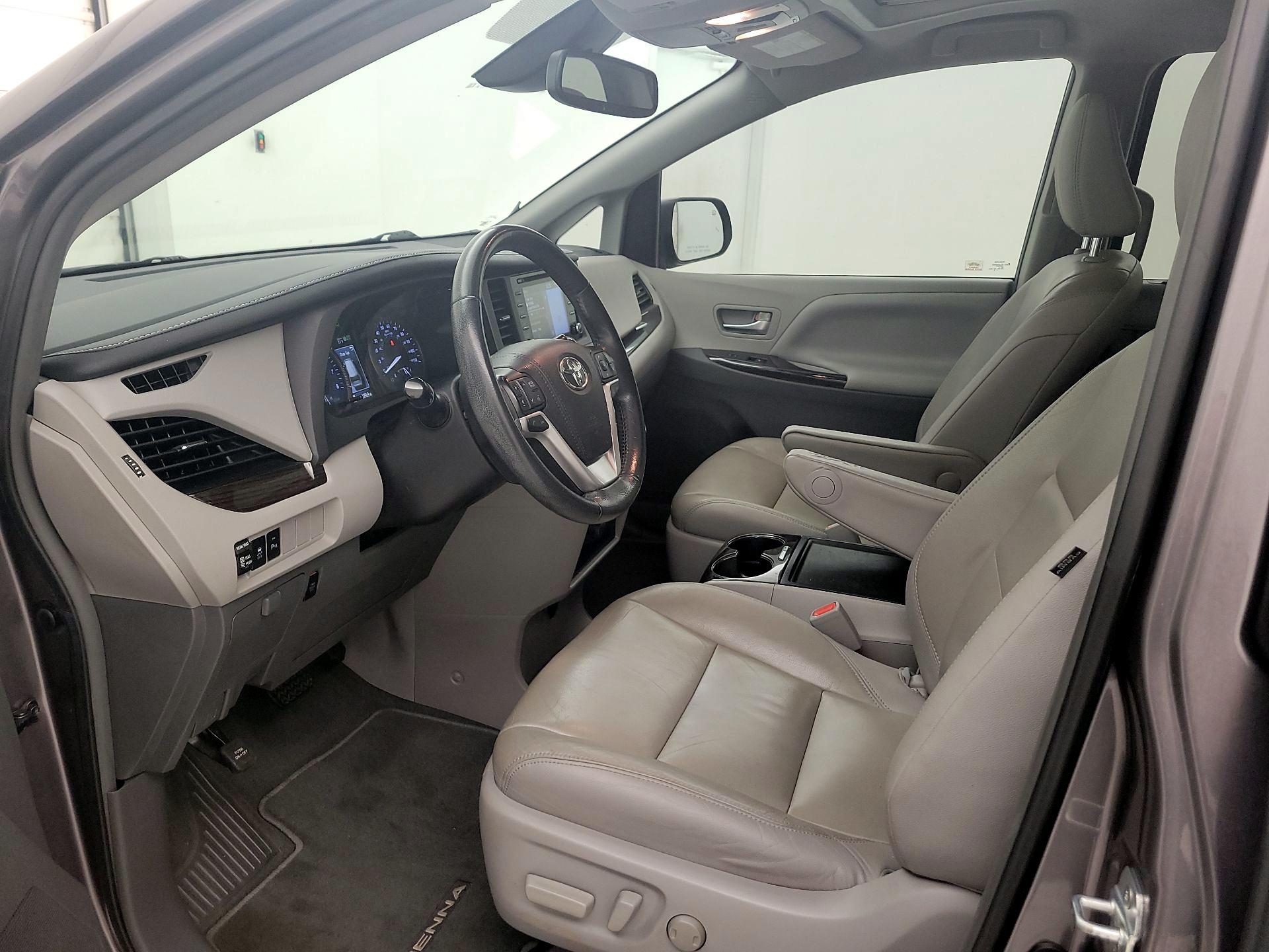 Thumbnail: 2019 Toyota Sienna - 11