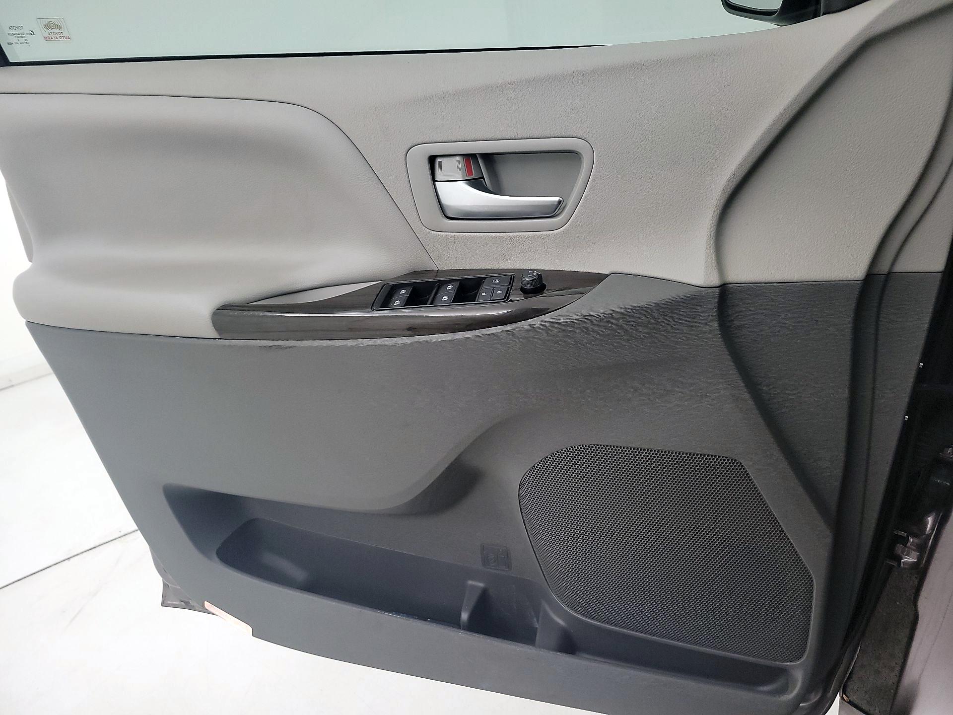 Thumbnail: 2019 Toyota Sienna - 12