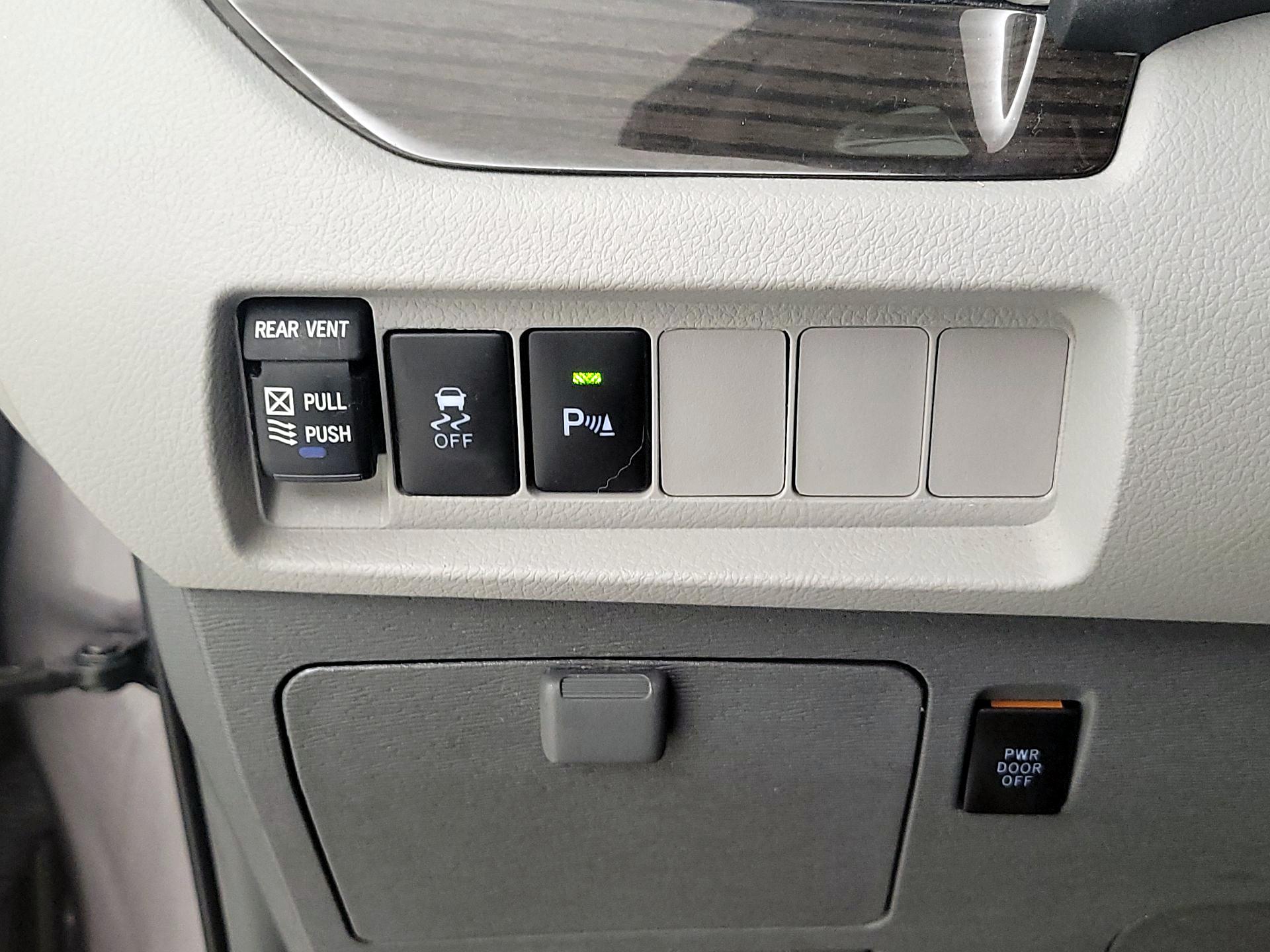 Thumbnail: 2019 Toyota Sienna - 13